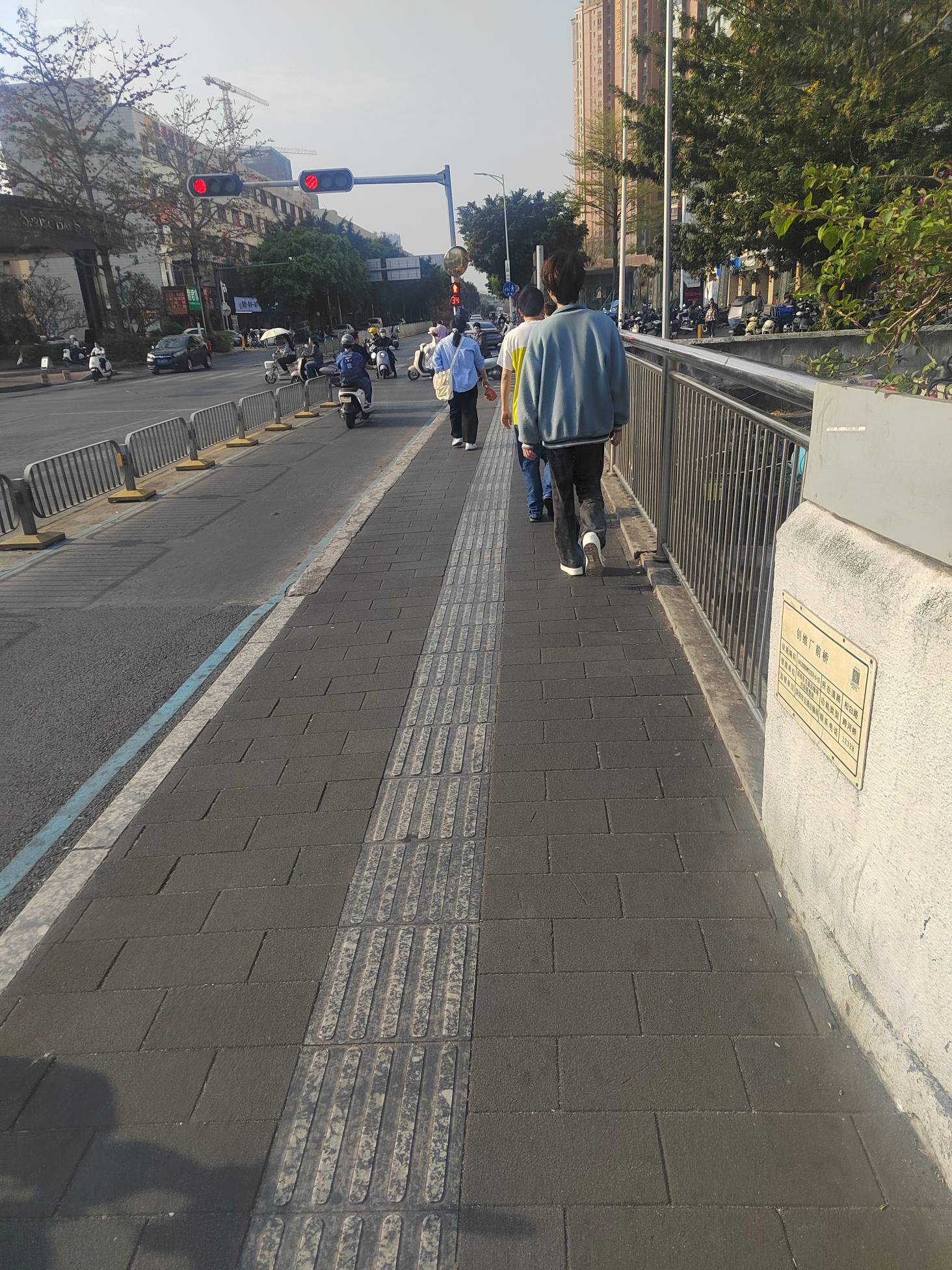 好大的太阳，找个毛的工作，才走下来就想回去躺着了，咋办啊老哥们，我真的不想上班啊19 / 作者:祁同伟 / 