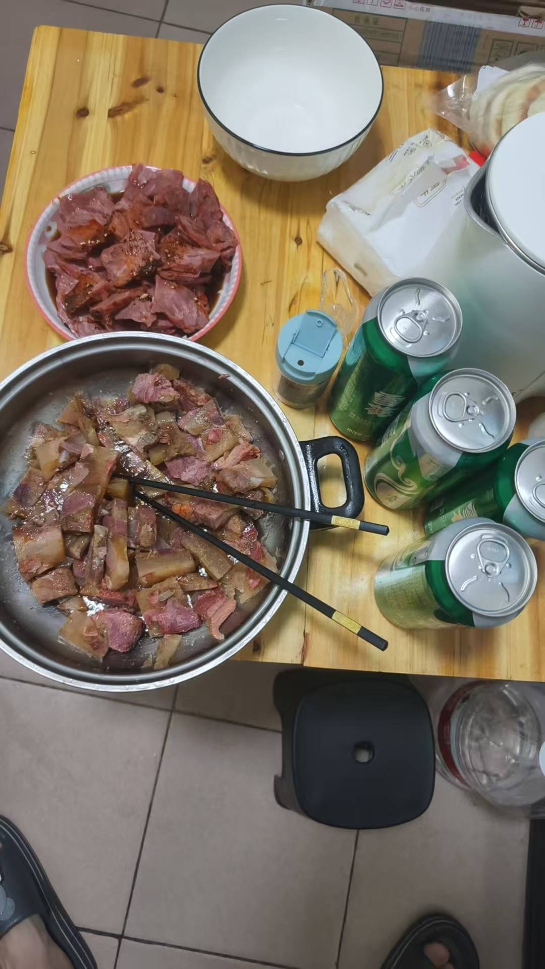 老哥们开始痛饮了，吃饱就睡，没米就找大队，最后两袋牛肉了

48 / 作者:挂比了救我鸭 / 