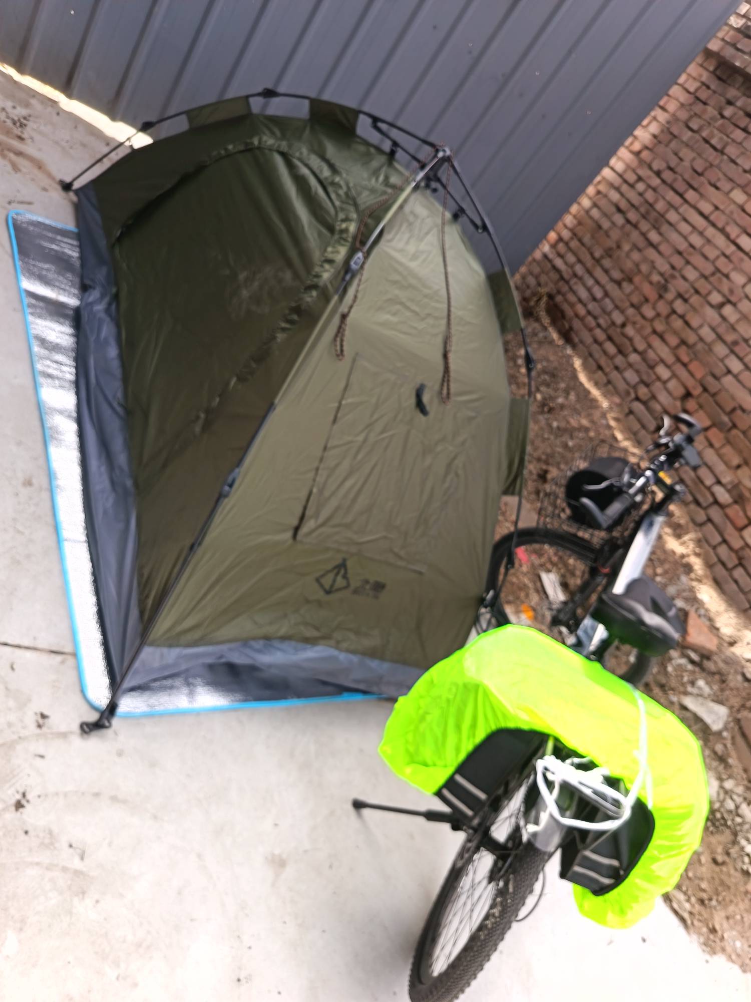 老哥们，又开始流浪了，晚上真冷，矿泉水放帐篷都结冰



3 / 作者:流浪锅 / 