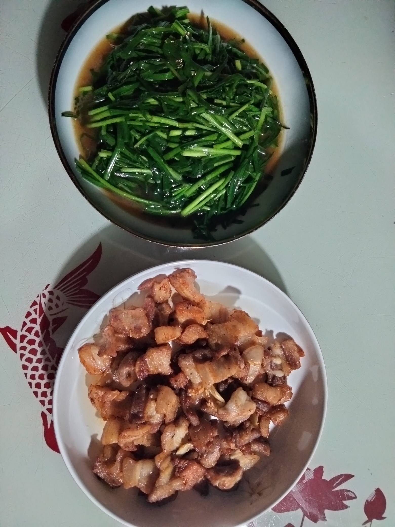 吃饭了老哥，过年在家天天吃鸡鸭鹅吃腻了，今晚简简单单搞个煎五花肉，炒个韭菜，南方12 / 作者:君子之交淡如水 / 