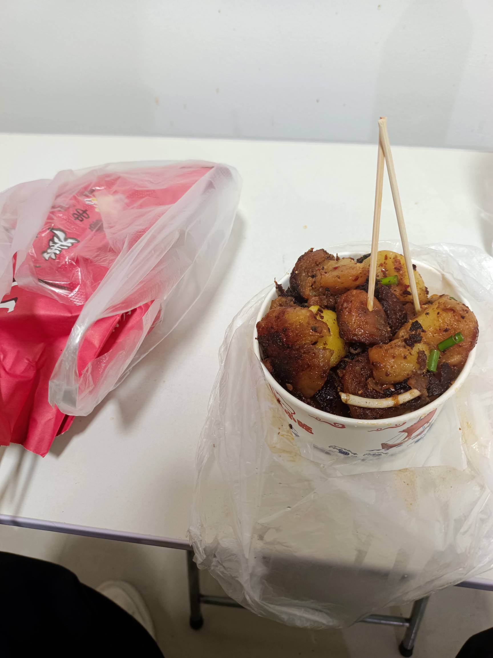 一小碗洋芋，一串苕皮，一串豆干18元，在县城这加起来8块都要不了，这感觉比我花了10084 / 作者:幕僚！ / 