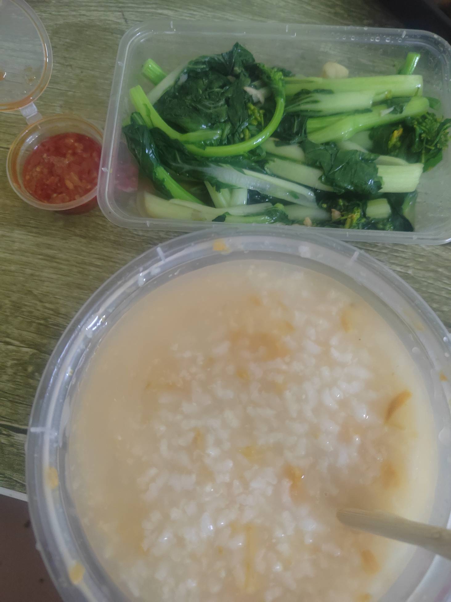 青菜配粥，老哥们吃宵夜了

34 / 作者:年年悦意 / 