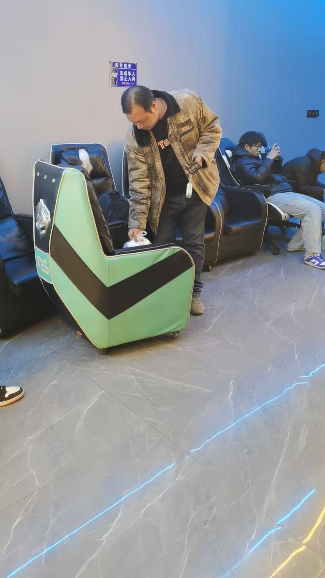 老哥们，我今年26岁了，一无所有，只有爸爸 没有妈妈了 挂壁公园半年了 每天行尸走肉84 / 作者:可不可以再爱你 / 