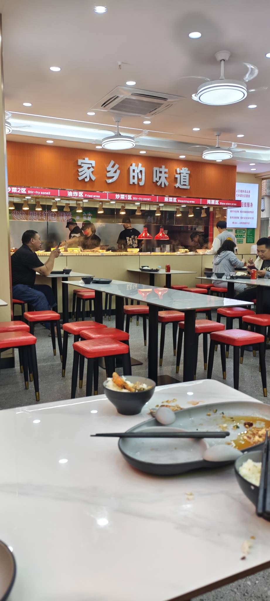 @素质低下 @靓仔阿京 快来米奇木桶饭旁边的饭店吃饭

51 / 作者:卡农豆包 / 