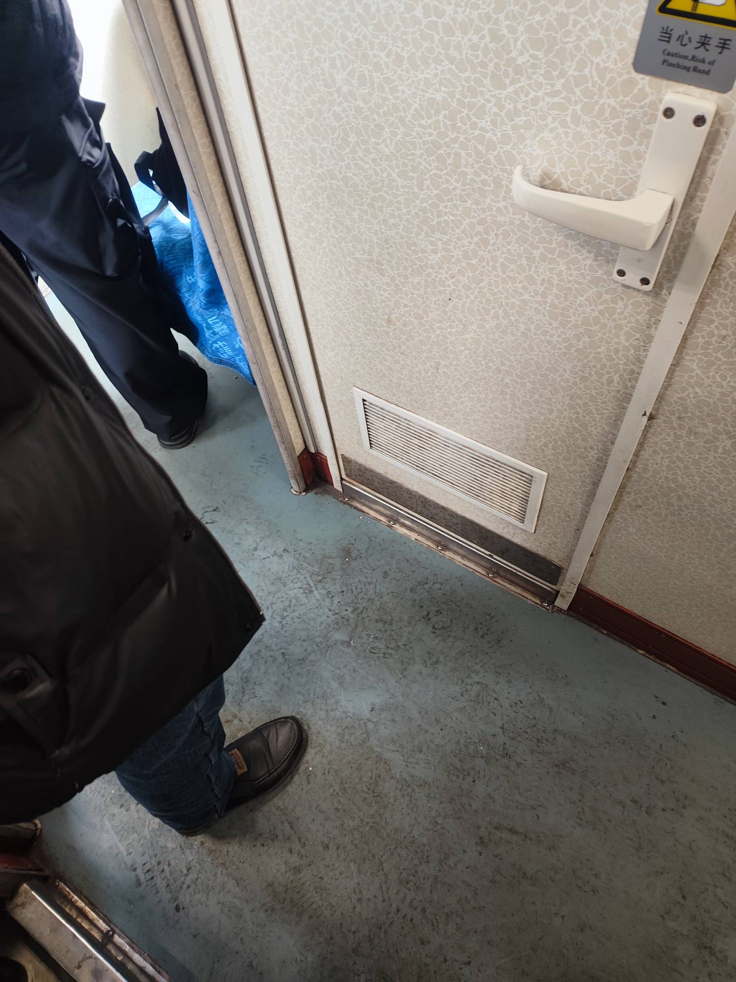 刚刚跟列车长吵了一下，我是中途补票，也没有显示是站票，别人来了就让我让座，我说凭79 / 作者:赵匡一 / 