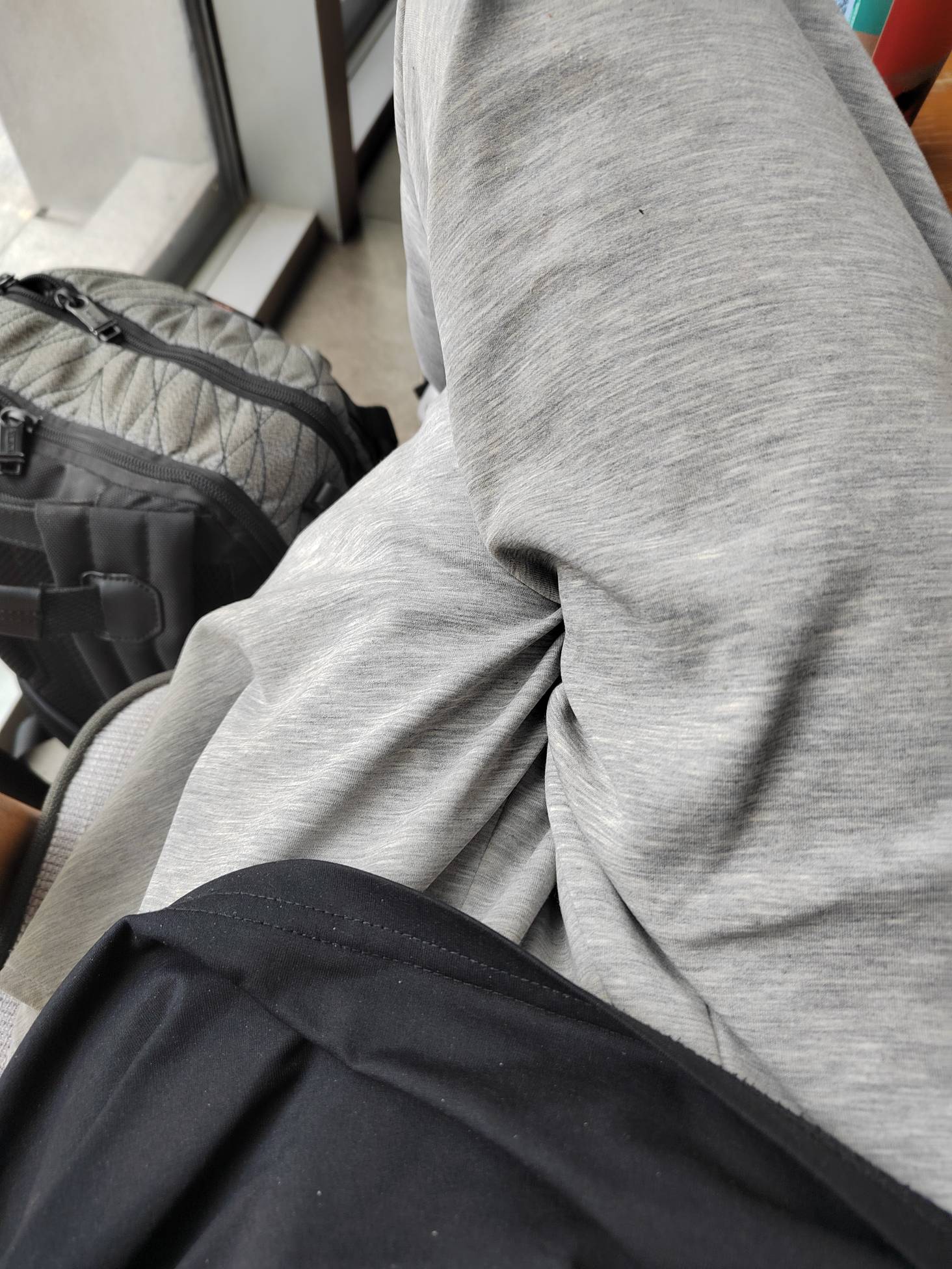 好迷茫啊。老哥们。带着个包坐在咖啡店里。完全不知道自己能干啥。想干活又不知道能干40 / 作者:林伯不卖菠萝鱼 / 