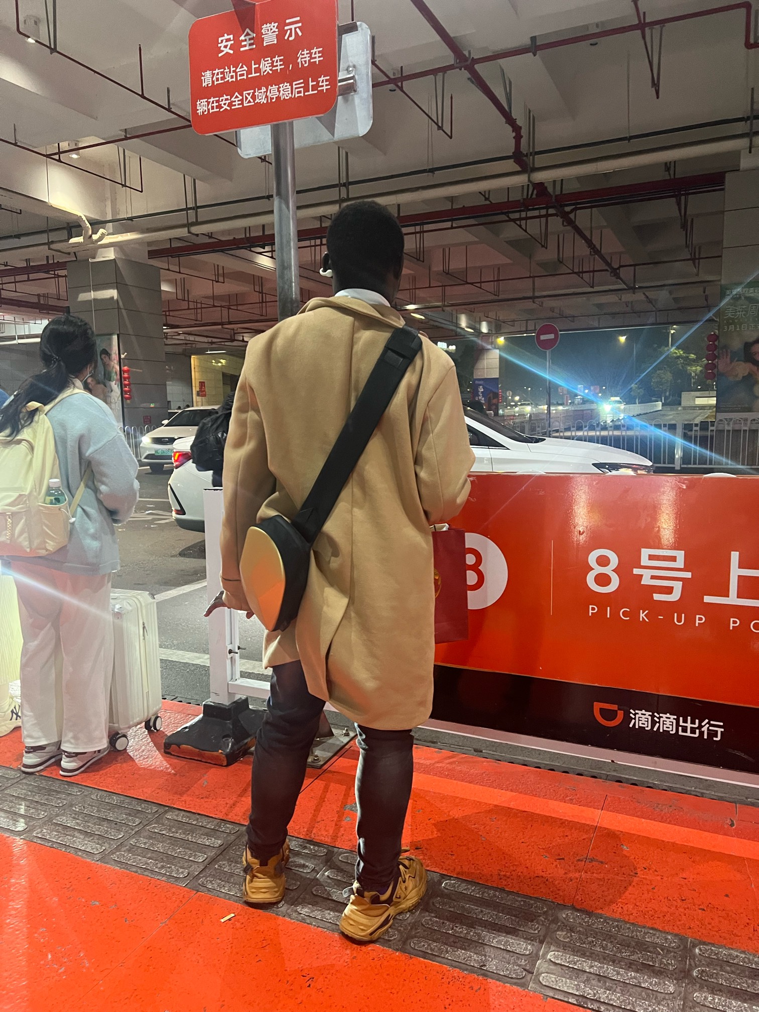 老哥们今天开了张兴业卡 刚刚又去招商银行开一开始说工作证明后面又说刚开了别的YHK半99 / 作者:蒙特利尔 / 