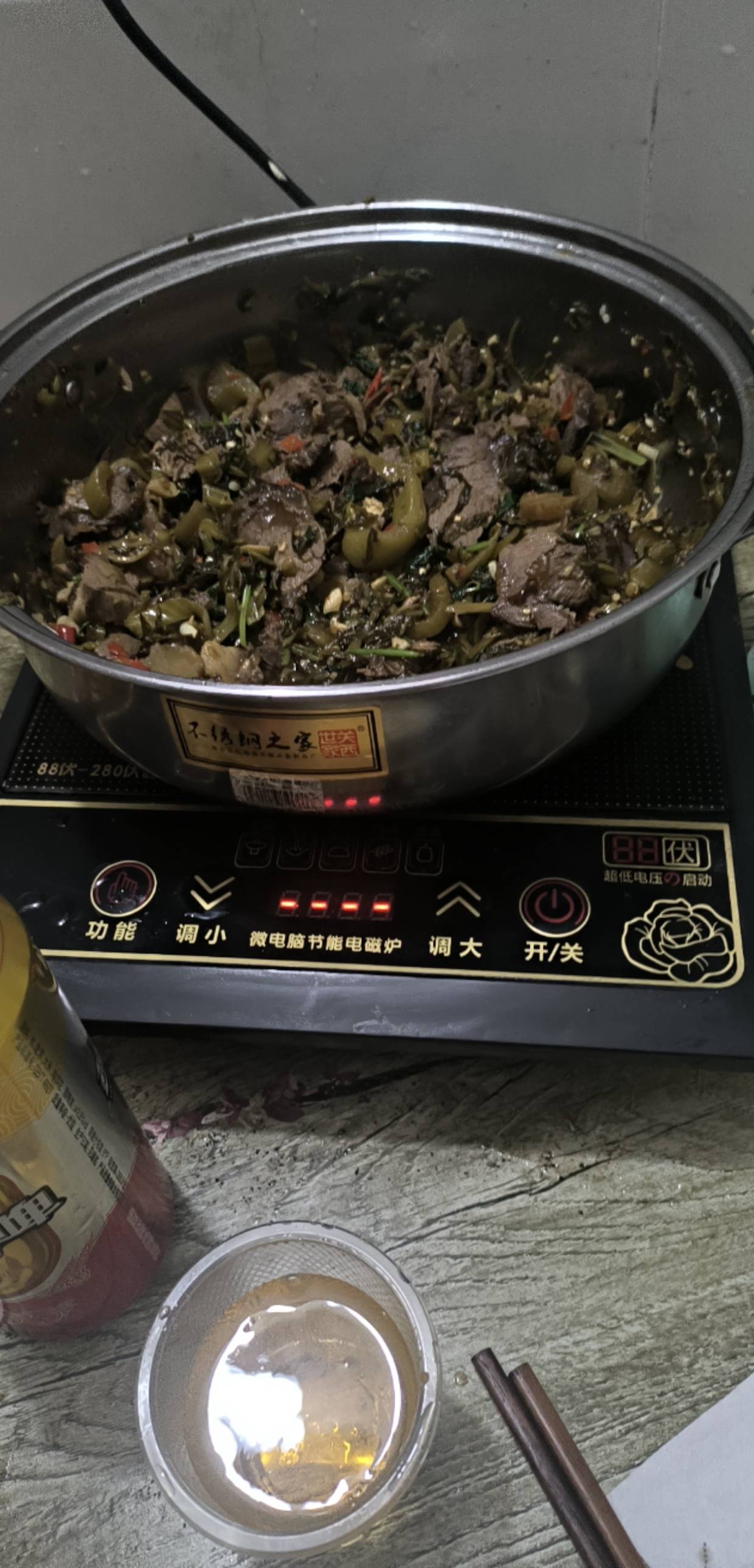 酸菜炒牛肉，用火锅盆来炒，老哥们可以吗，干两杯

11 / 作者:大学毕业 / 