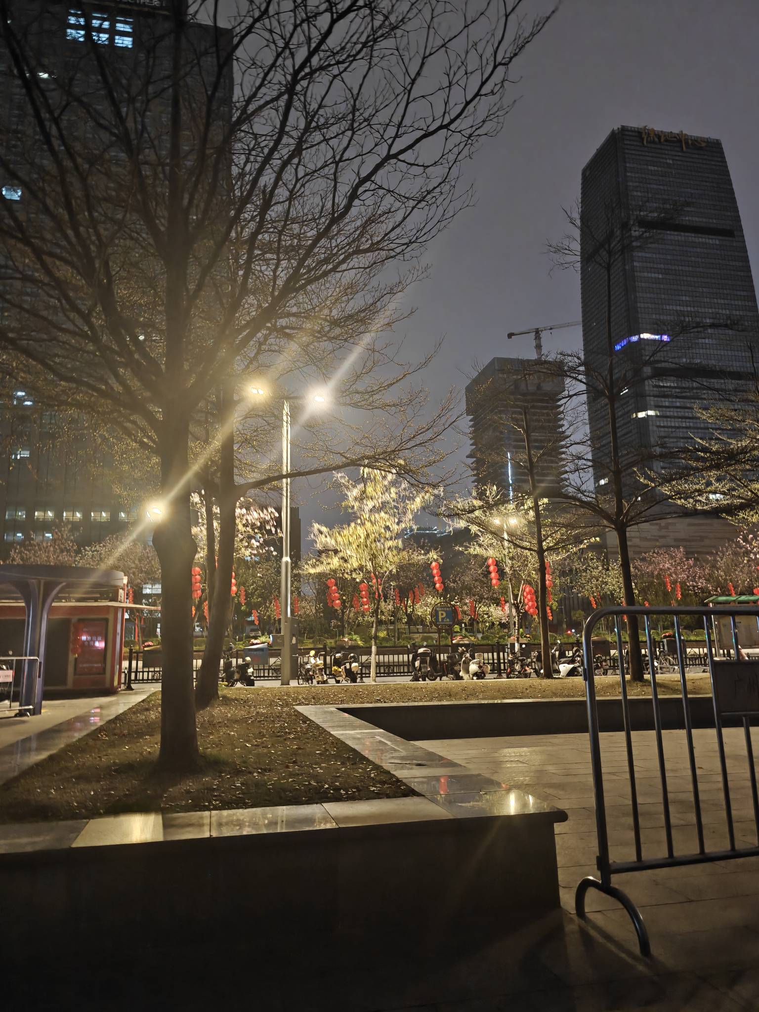 大广州下雨了，刚搞完日结等会夜班车回去，顺风车打不到，听着歌，孤独自由没钱的感觉74 / 作者:智者见智 / 