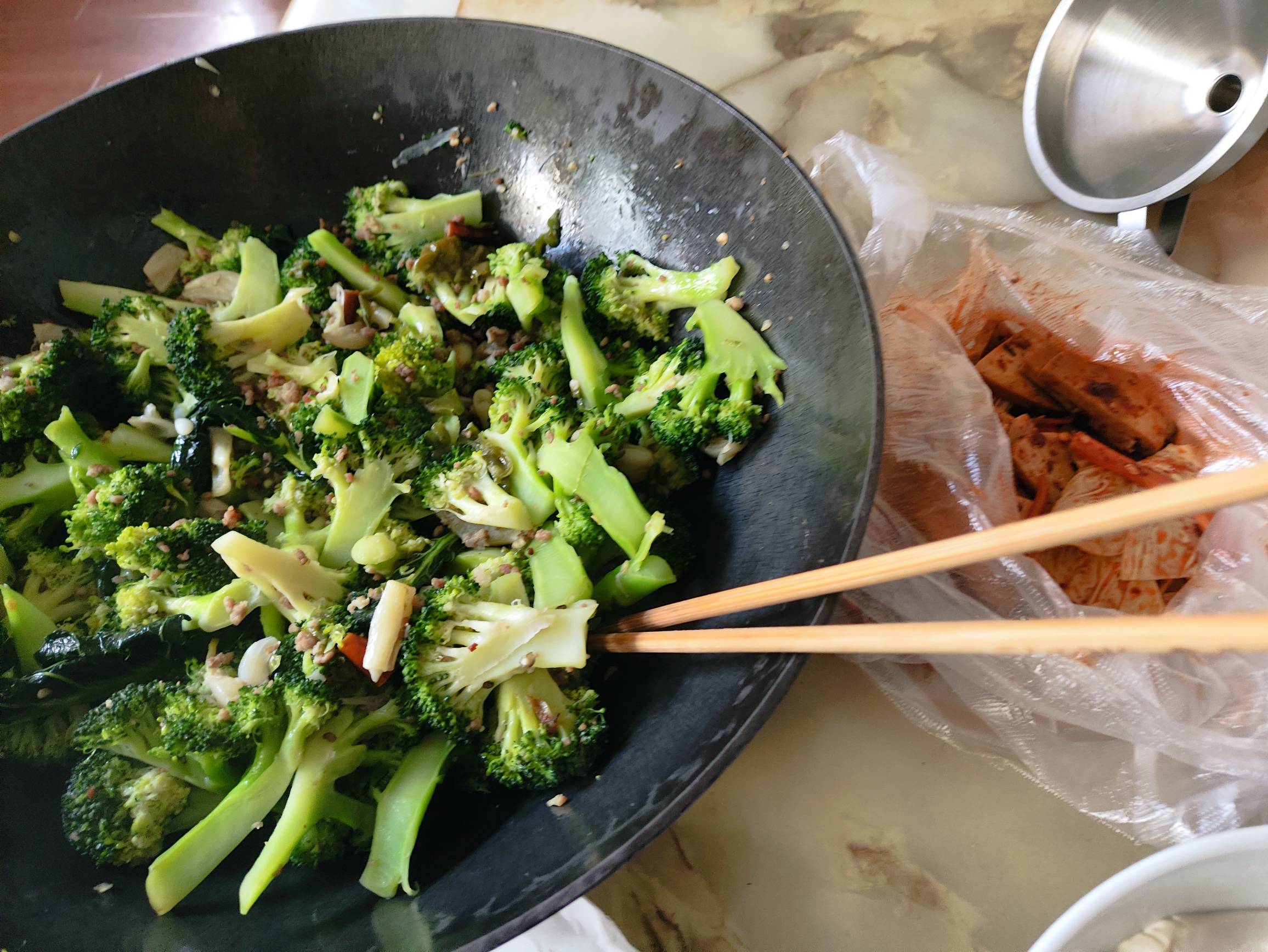 吃饭吃饭，一公斤多西兰花，加上点凉菜豆干，真爽，10块钱不到能吃撑

77 / 作者:先烧杯 / 