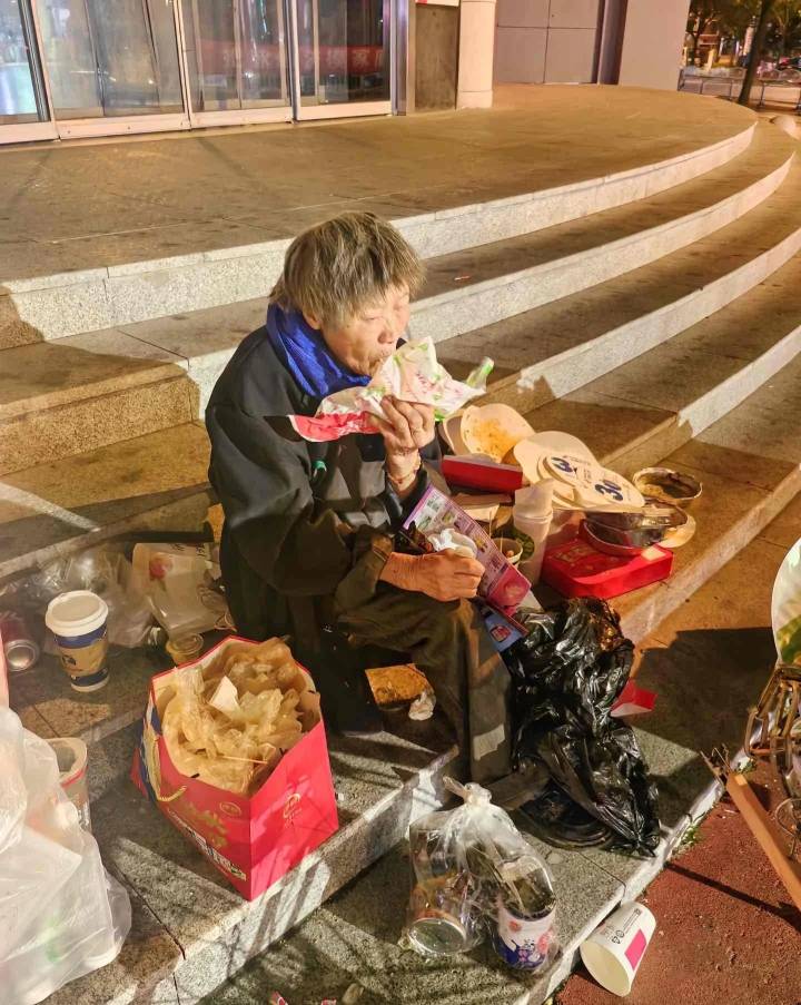 老哥们  和大姐吃上汉堡了 不知道大姐在哪弄得

51 / 作者:突然提 / 