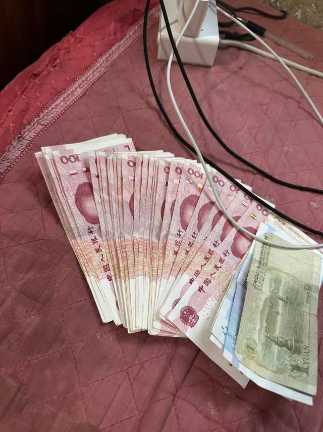 老哥们，我是俗人，只爱带现金，我真俗


32 / 作者:陪您去看海 / 