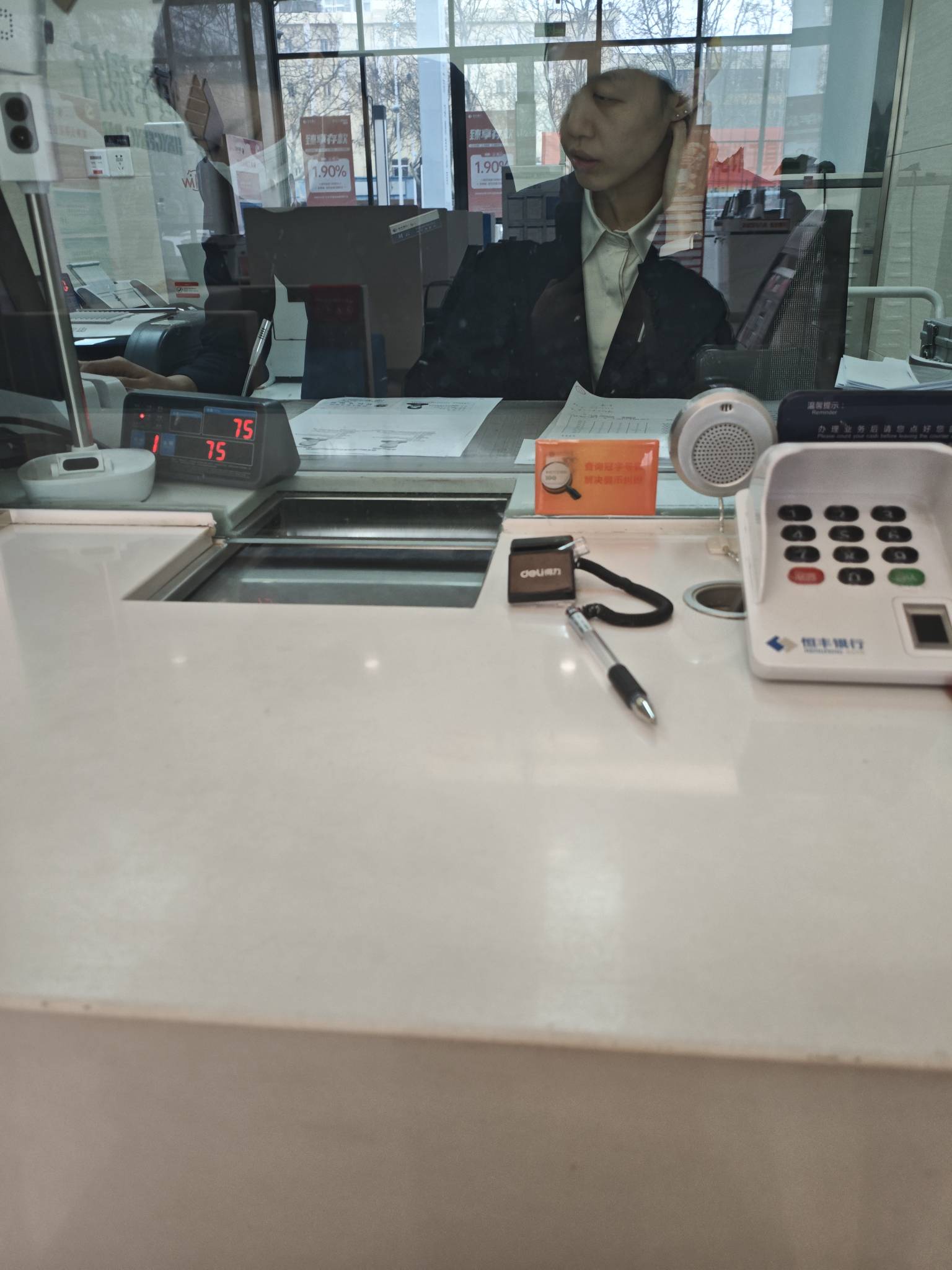 去激活恒丰卡，围过来两个柜姐，问我在哪申请的，还让我打开公众号给她们看，我以为要17 / 作者:良辰美景321 / 