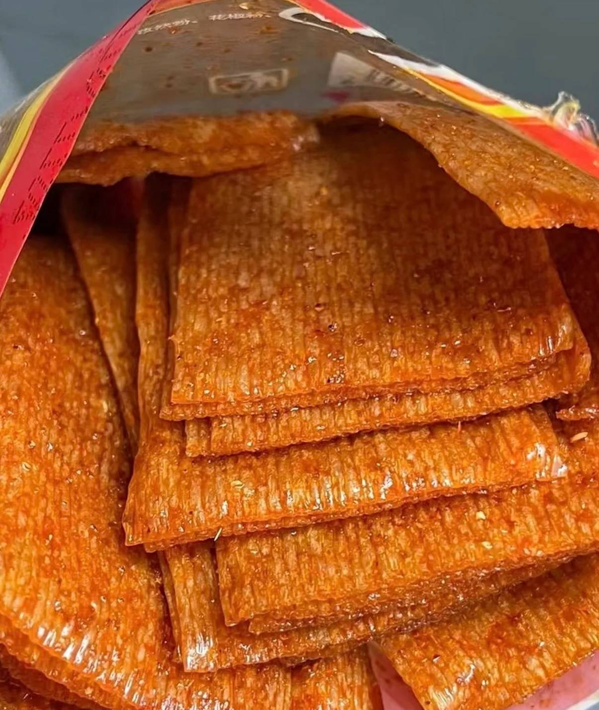 老哥们今天是我生日 我用最后几块钱买了包辣条 在凉亭里刮风下雨凳子也坐不了 只能蹲80 / 作者:突然提 / 