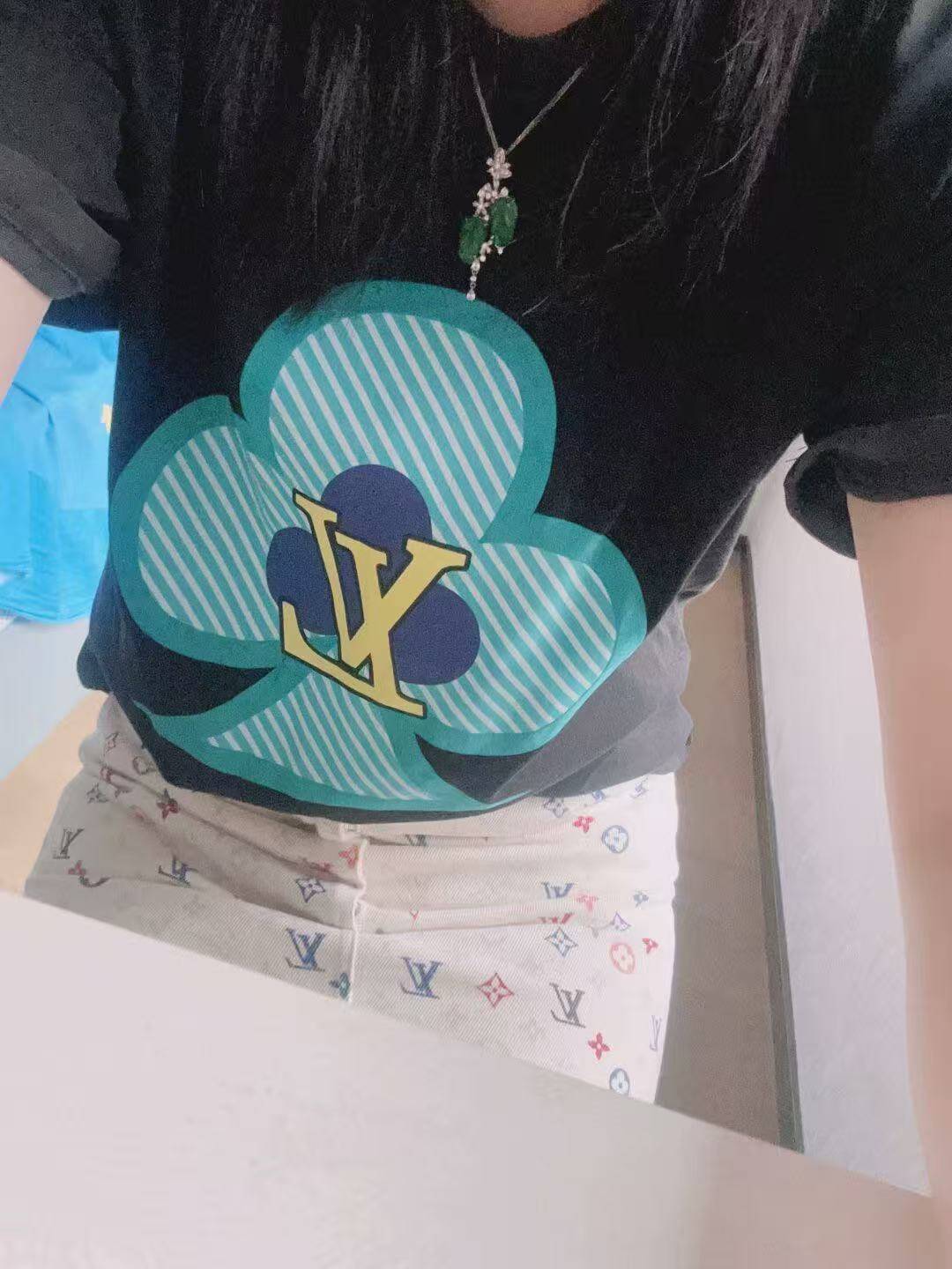 这对象真的有点高攀不起，一件衣服都是1万多到2万，不过都真难看



21 / 作者:听说过遗憾吗 / 