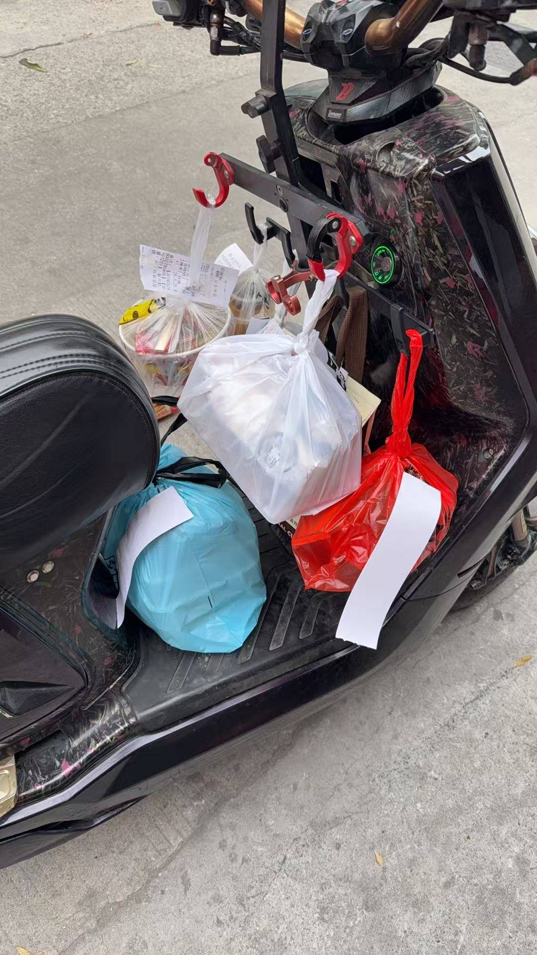 租车押金500（可退）月租300换电249
衣服帽子237。。。。老哥们这会不会很坑啊？打算70 / 作者:卡农菲菲菲 / 