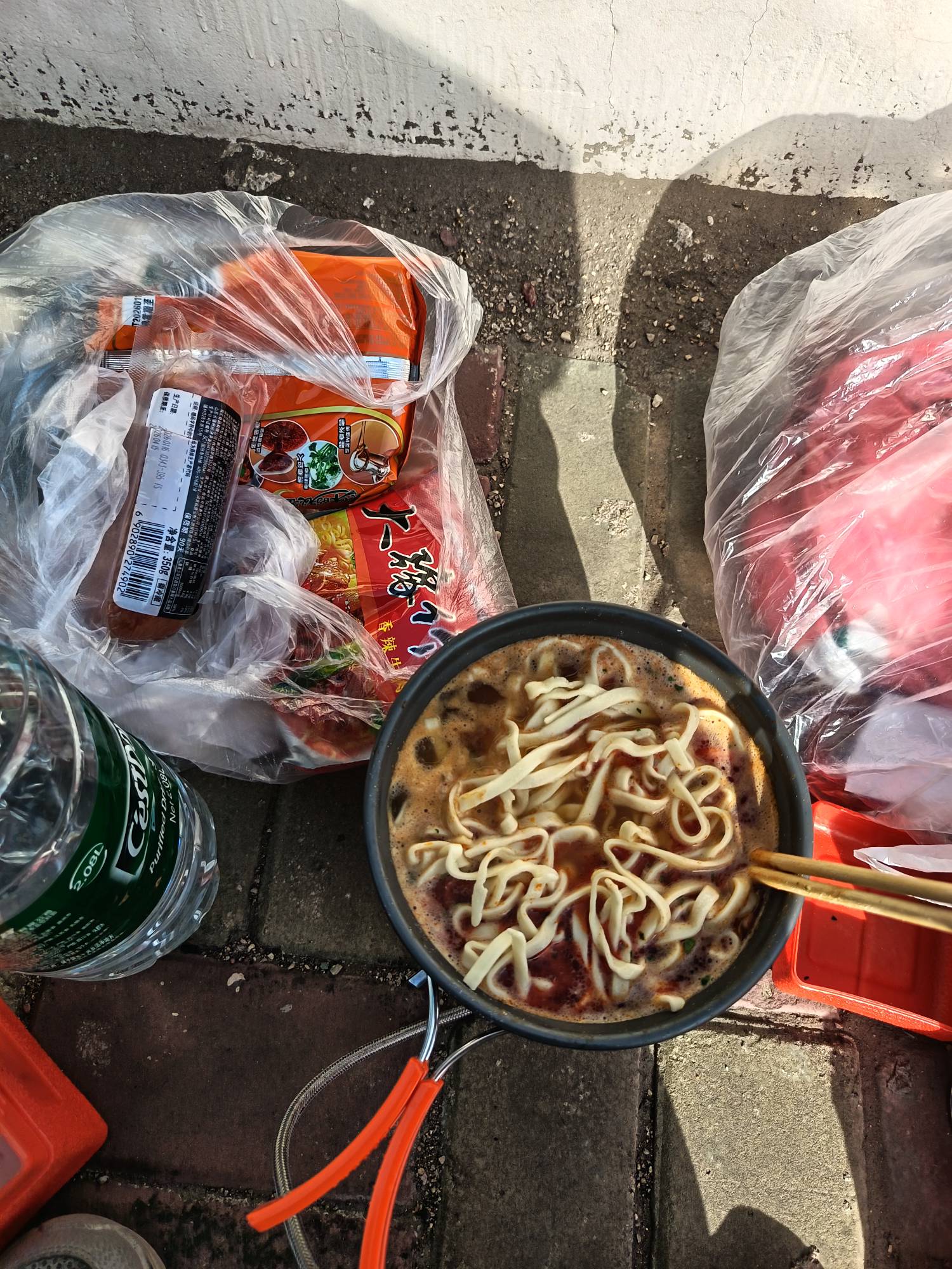 骑行流浪打算开播煮面了，有老铁来点关注刷大啤酒嘛。


67 / 作者:流浪锅 / 