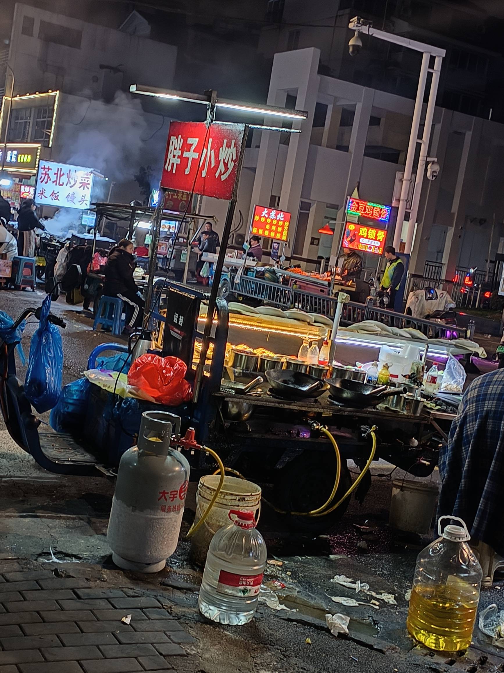 饿了，出来找吃的

86 / 作者:网恋被骗五千块 / 