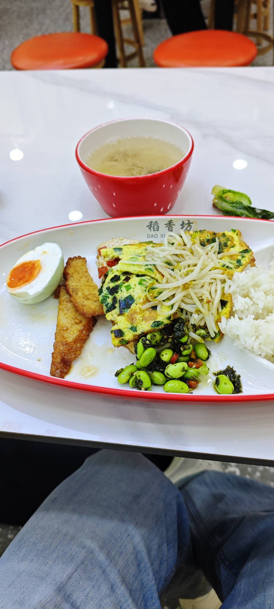 @素质低下 @靓仔阿京 快来高埗稻香坊吃饭这家便宜

64 / 作者:卡农豆包 / 