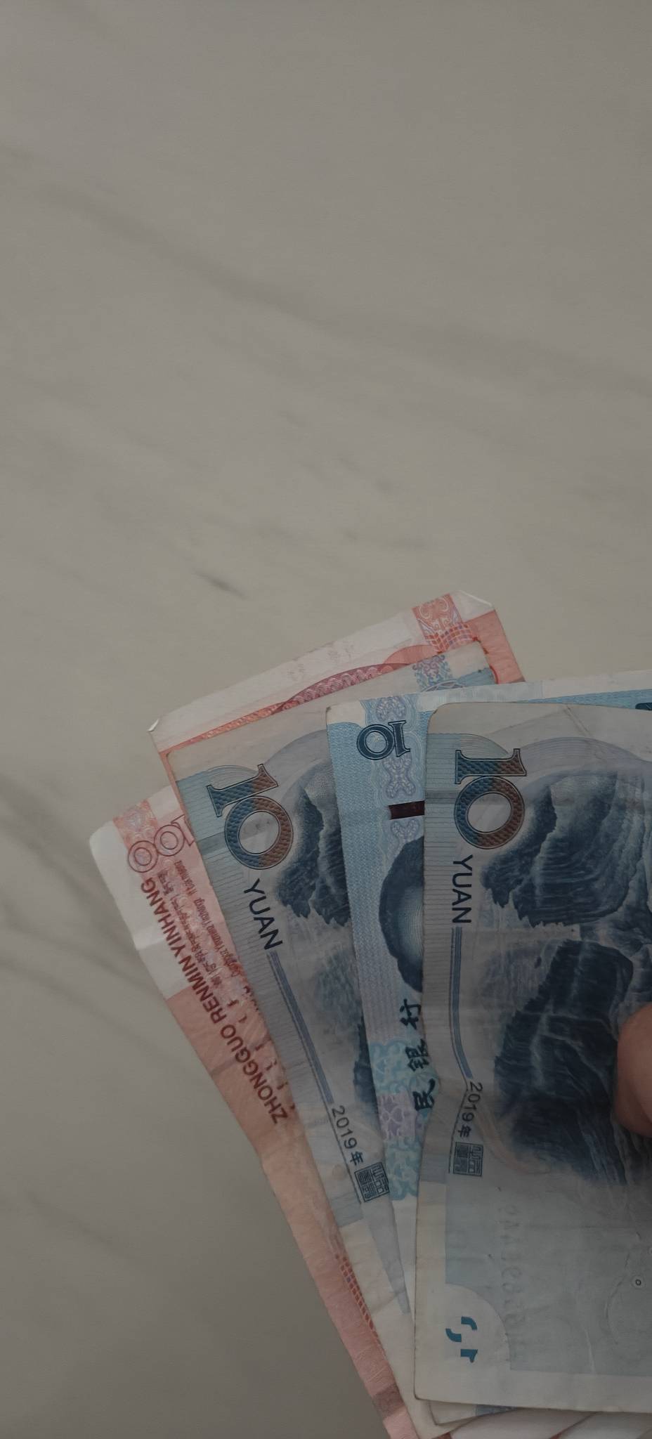 我去刚刚下楼吃饭路过公共交通站捡到钱了 上次捡钱还是15年前 我还以为是练功钞 转身76 / 作者:重生之我在卡农薅羊毛 / 