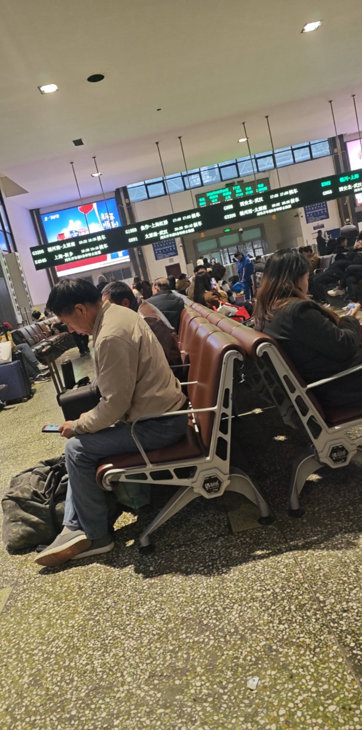 晚上8点发车，明天早上8点就到广州

51 / 作者:卢本伟3600w / 