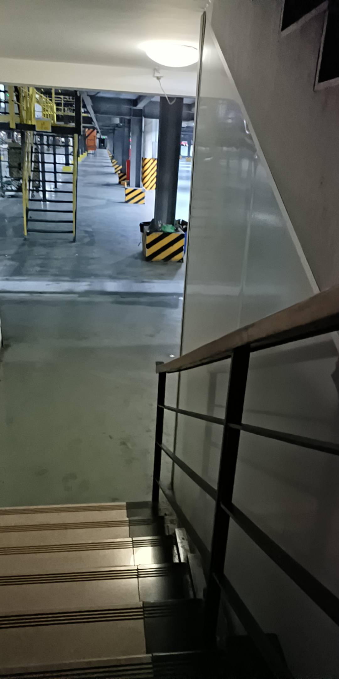 饿得睡不着，怎么破老哥们

4 / 作者:大哥让我先跑 / 