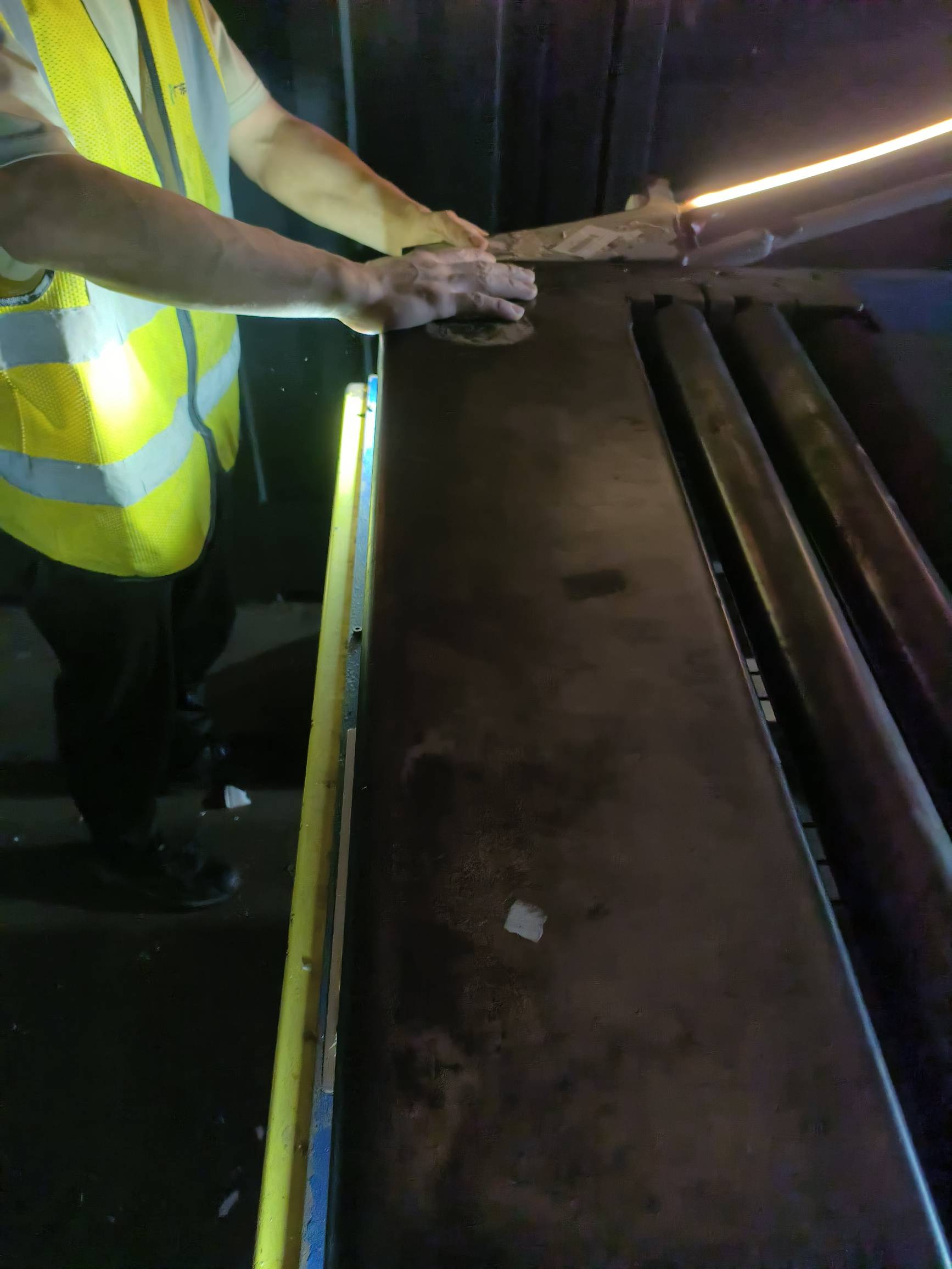 卸塔玛的比车，皮带都到胸口了，今晚开始又少了10块，不带停一车卸完接一车

86 / 作者:大哥让我先跑 / 