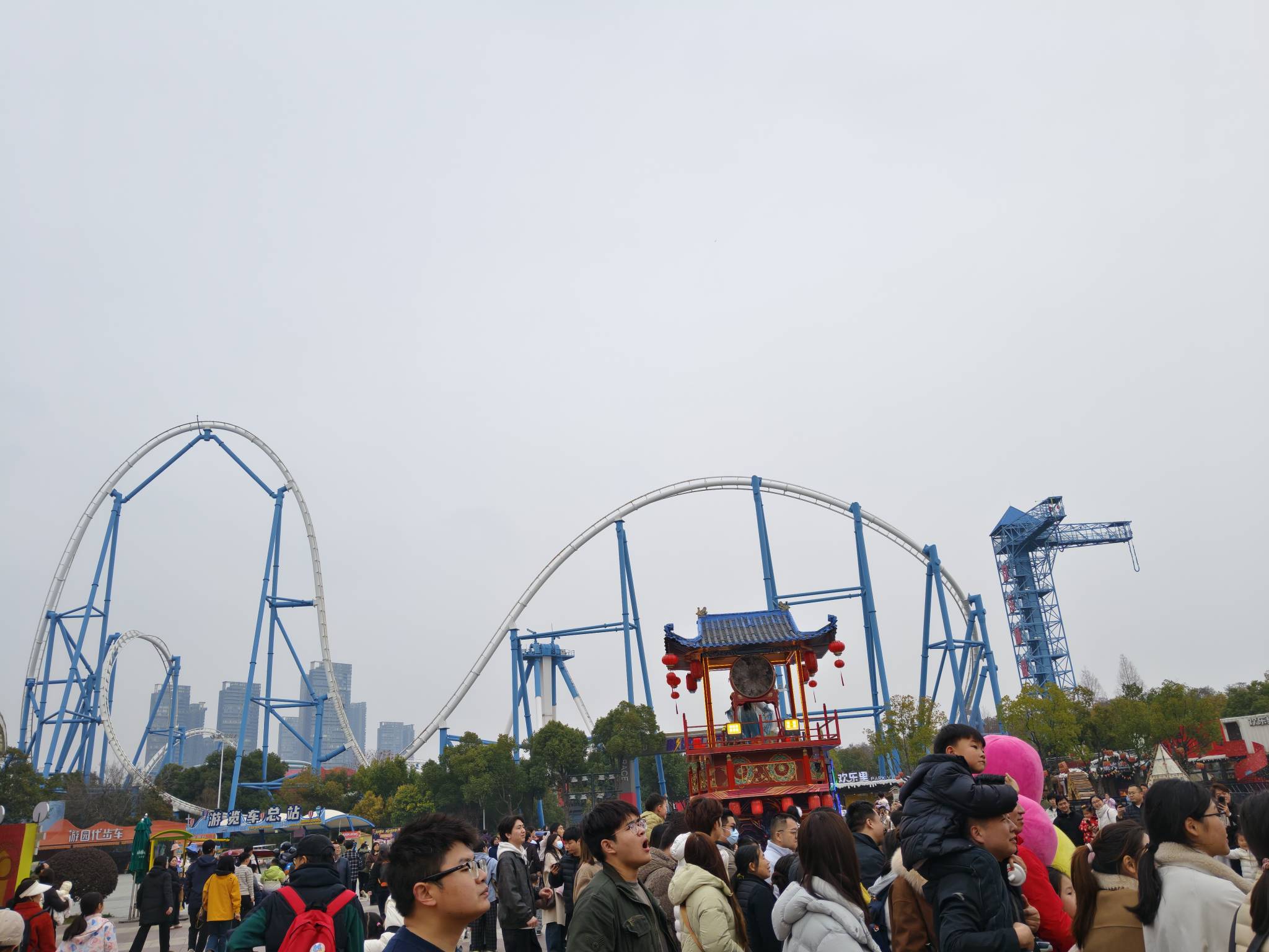 帮老哥们测了，欢乐谷挺严的，小j姐拿手机一个个核实身份证


8 / 作者:散而为雨99 / 