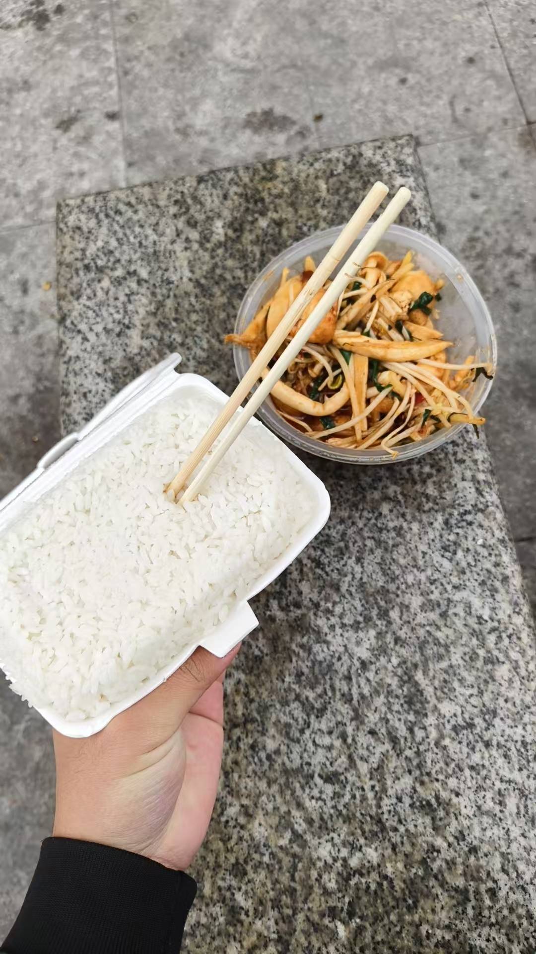 进厂虽然累，但是好安稳，今天室友问问怎么这么多手机是干啥的。我说我是申请羊毛的。65 / 作者:百味人666 / 