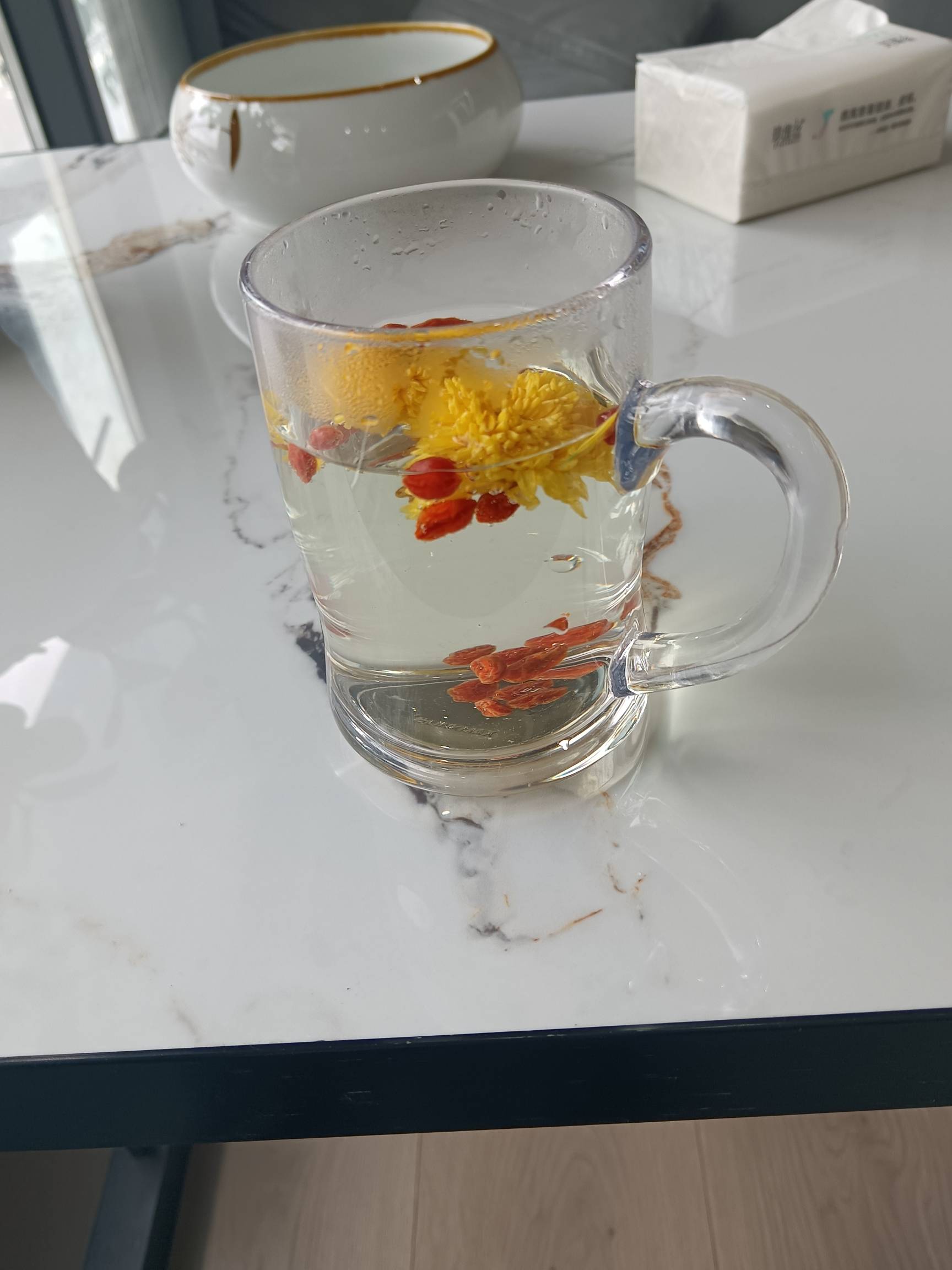 边干保安还能边喝茶，也是没谁了吧


81 / 作者:蛋黄酱 / 