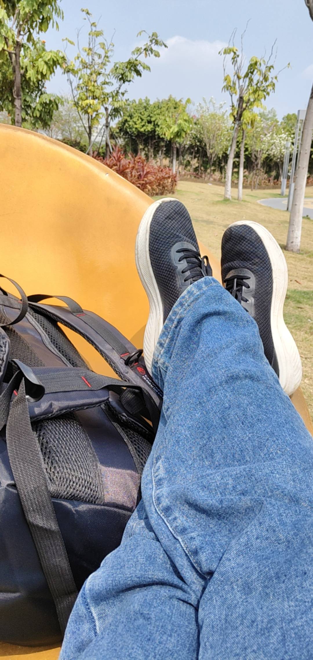 挂壁了老哥们，公园里躺一天

23 / 作者:挺好哈哈 / 