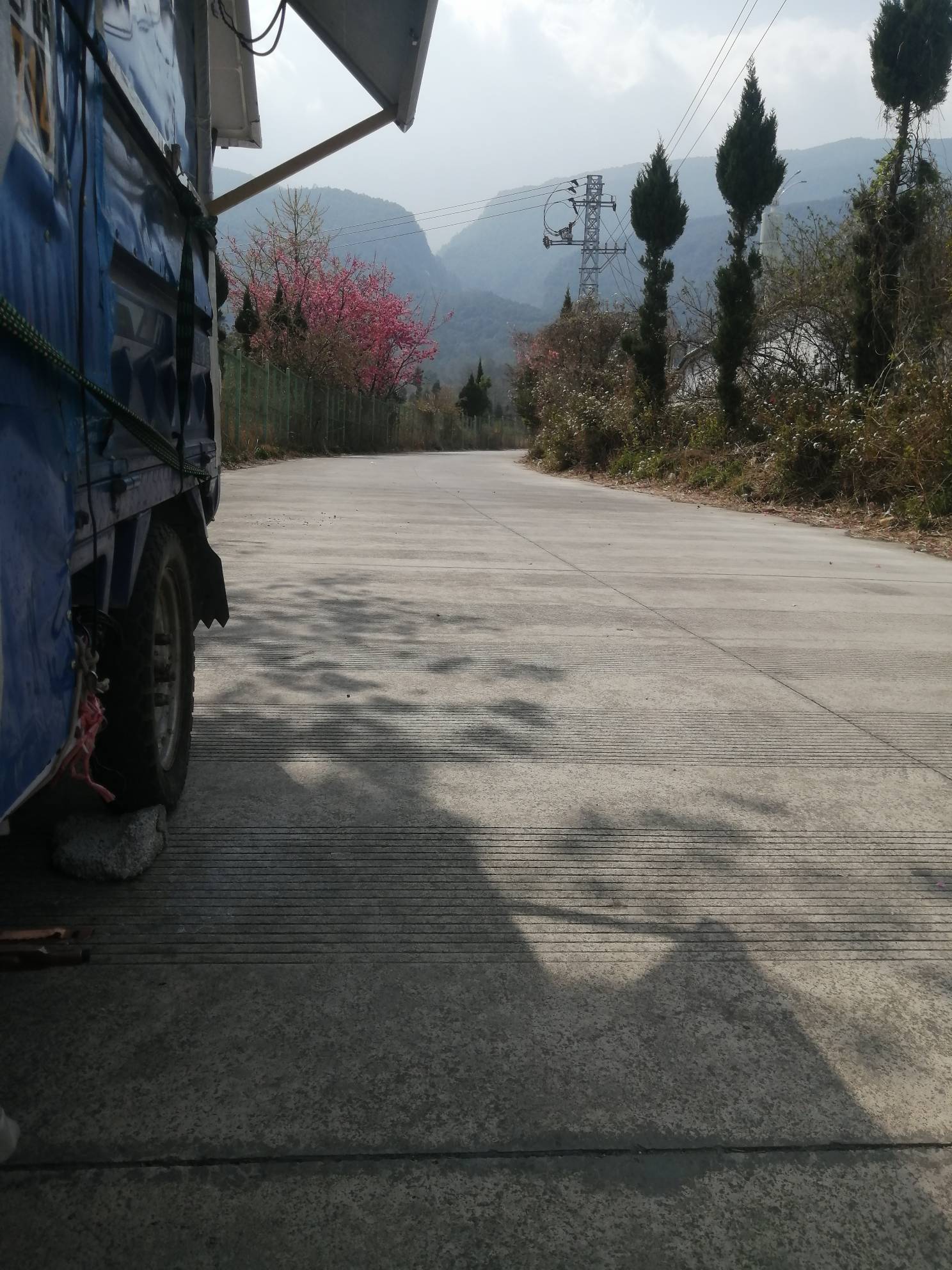 天气变热也难受啊，坐地下躲阴，下午5电才能降温。买点挂壁水果10块钱吃5天，东鹏是别82 / 作者:卡农新来的 / 