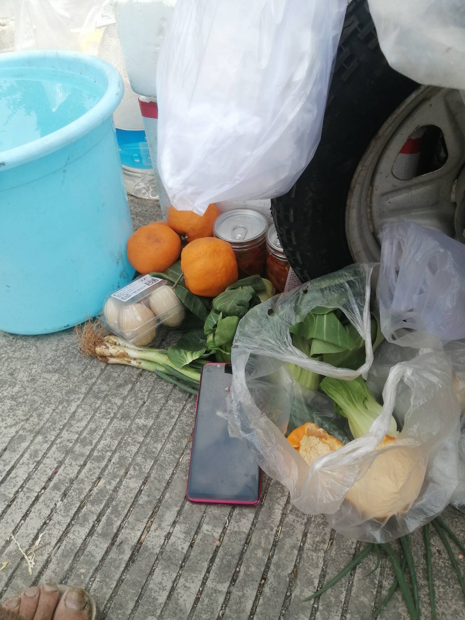 天气变热也难受啊，坐地下躲阴，下午5电才能降温。买点挂壁水果10块钱吃5天，东鹏是别74 / 作者:卡农新来的 / 