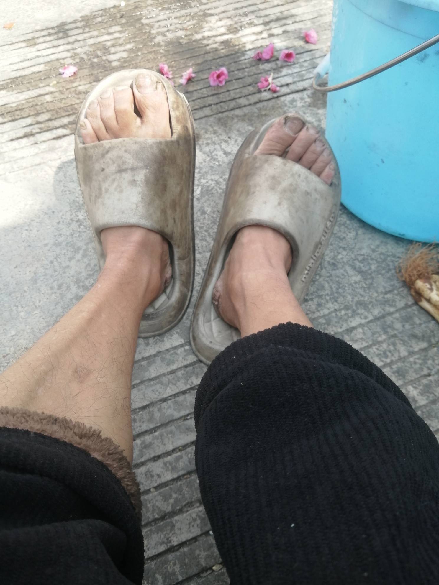 天气变热也难受啊，坐地下躲阴，下午5电才能降温。买点挂壁水果10块钱吃5天，东鹏是别69 / 作者:卡农新来的 / 