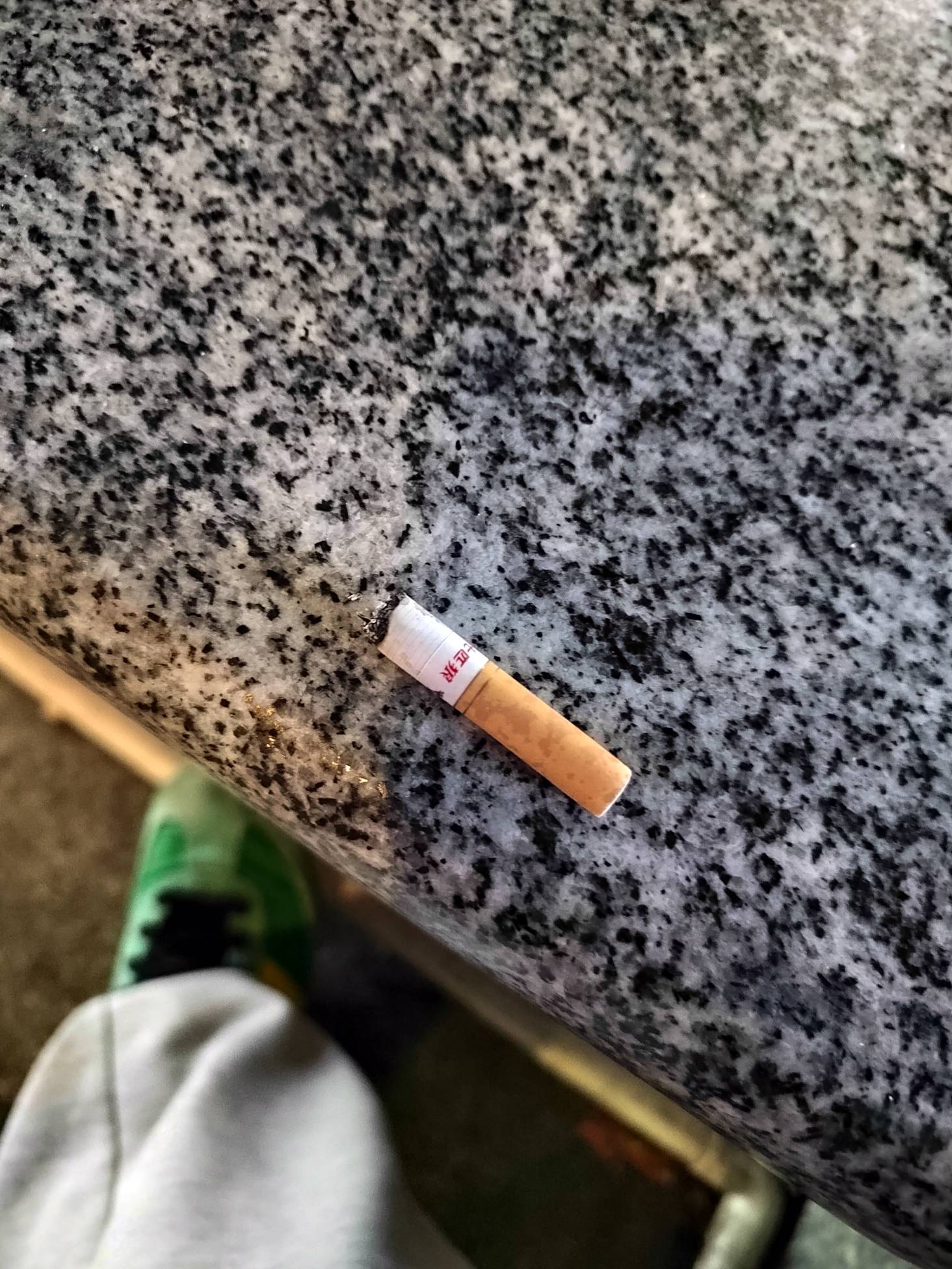 好想捡起来抽。盯着它几分钟了。 这个长度起码三口。


33 / 作者:林伯不卖菠萝鱼 / 