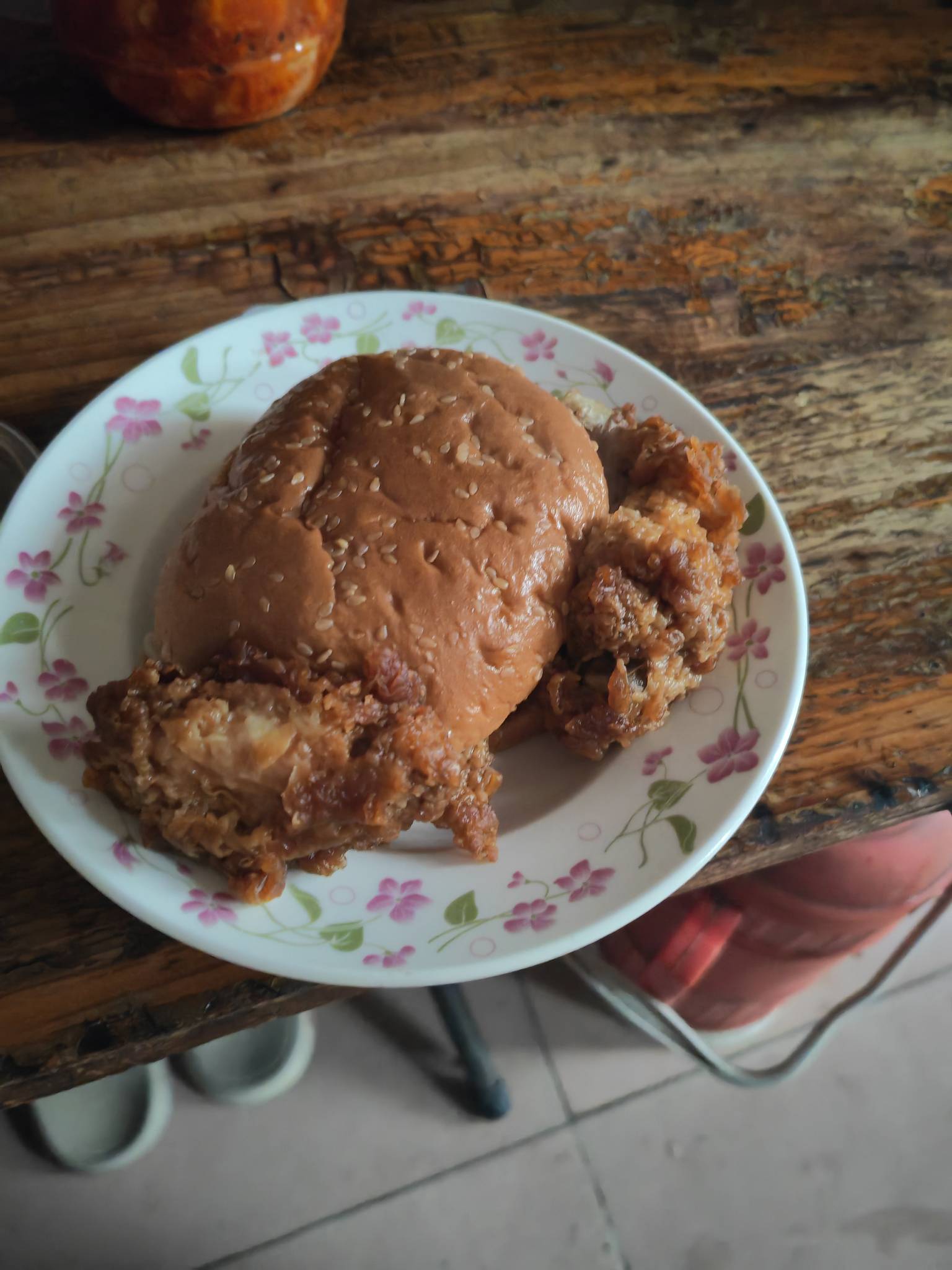 蒸汉堡第一人了吧，吃完一个还剩下一个，昨晚顾客出事故，报警了，走不开。到顾客一两34 / 作者:外卖手术主治医师 / 