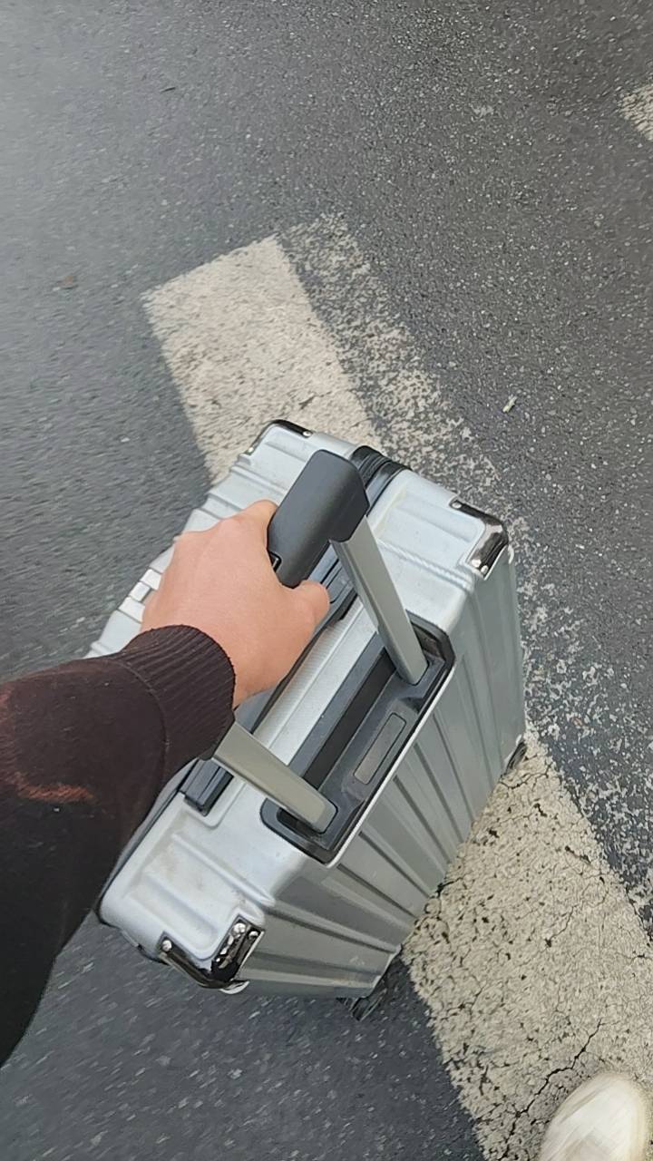 一天一夜没睡，还有1个半小时就要去厂区门口等着面试了，只剩5元了，如果面试不上我就42 / 作者:红嫁衣 / 