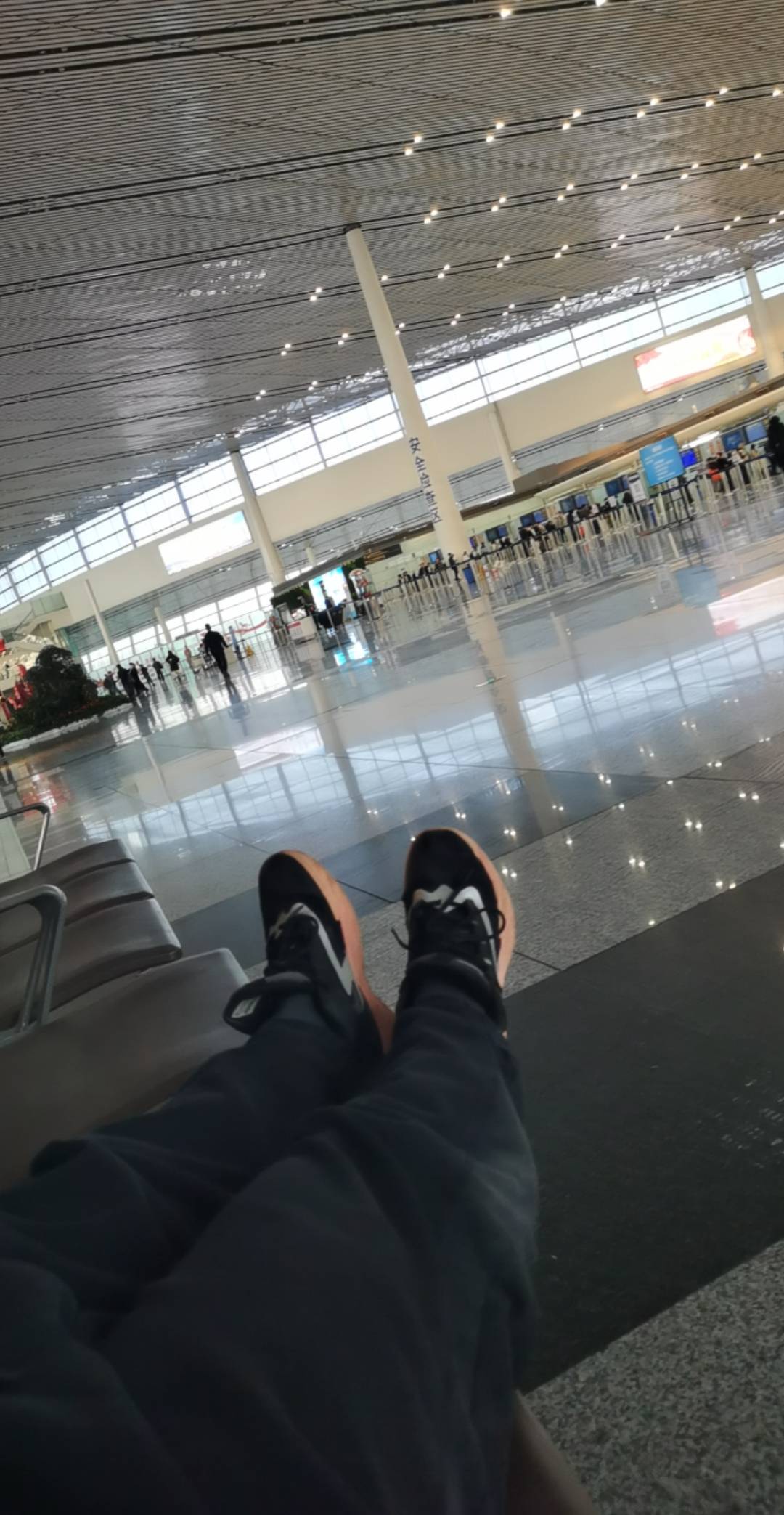 挂壁了 好难受 啊 人是真的挂壁久了 本该有的心气就会没了 什么都不想做 

24 / 作者:可不可以再爱你 / 