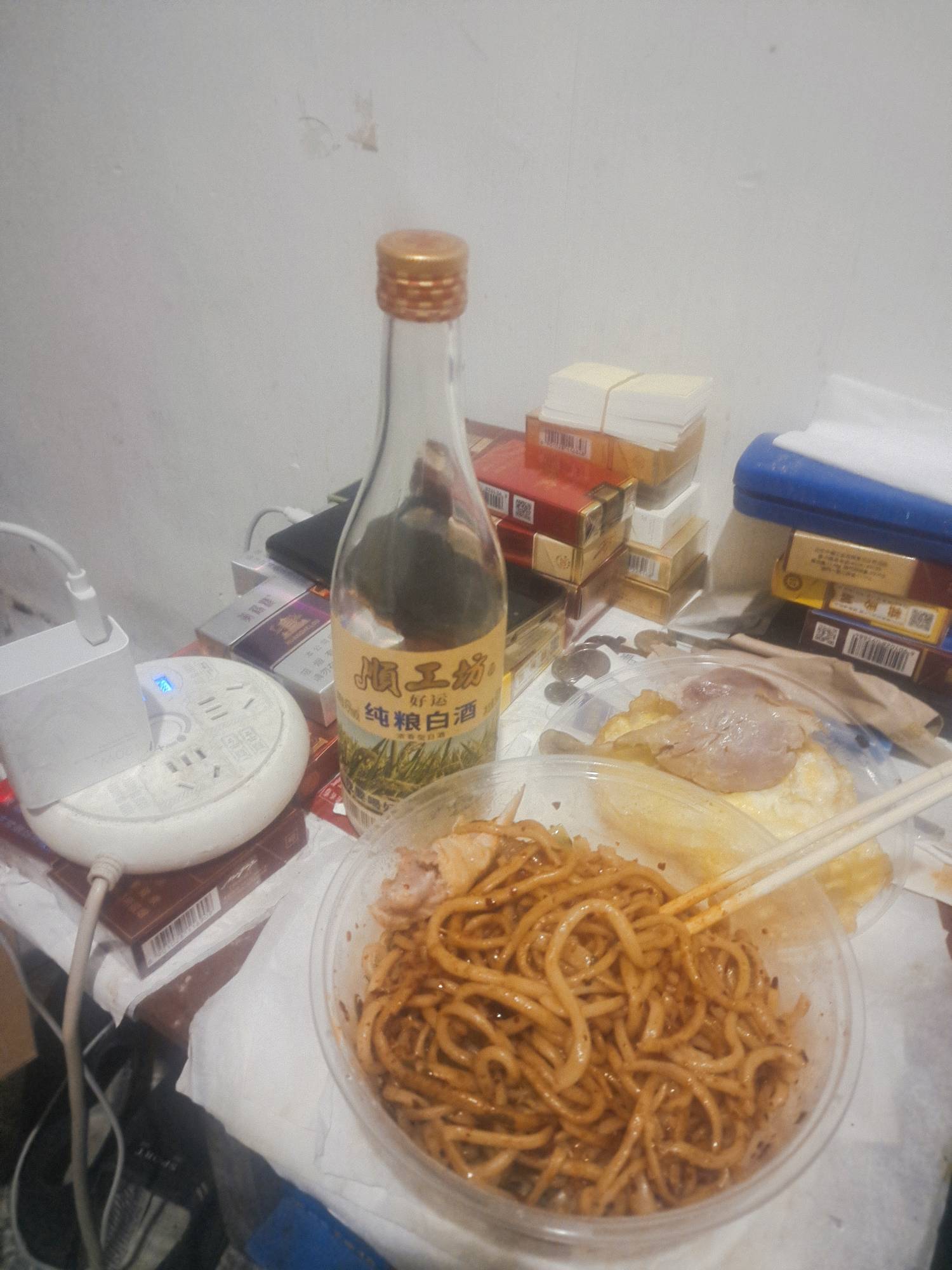 开饭啦，一份炒面加个煎鸡蛋一个鸭腿喝一杯，挂壁仔的快乐即是如此，明天的事明天在研49 / 作者:2026双喜临门 / 