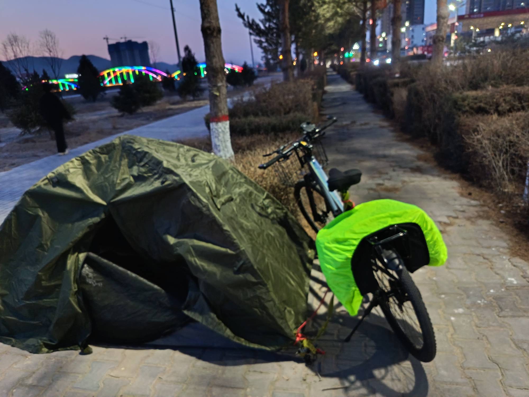 晚上太冷搞得帐篷里面都是水，出太阳了晒一晒，一路骑一路挂壁


9 / 作者:流浪锅 / 