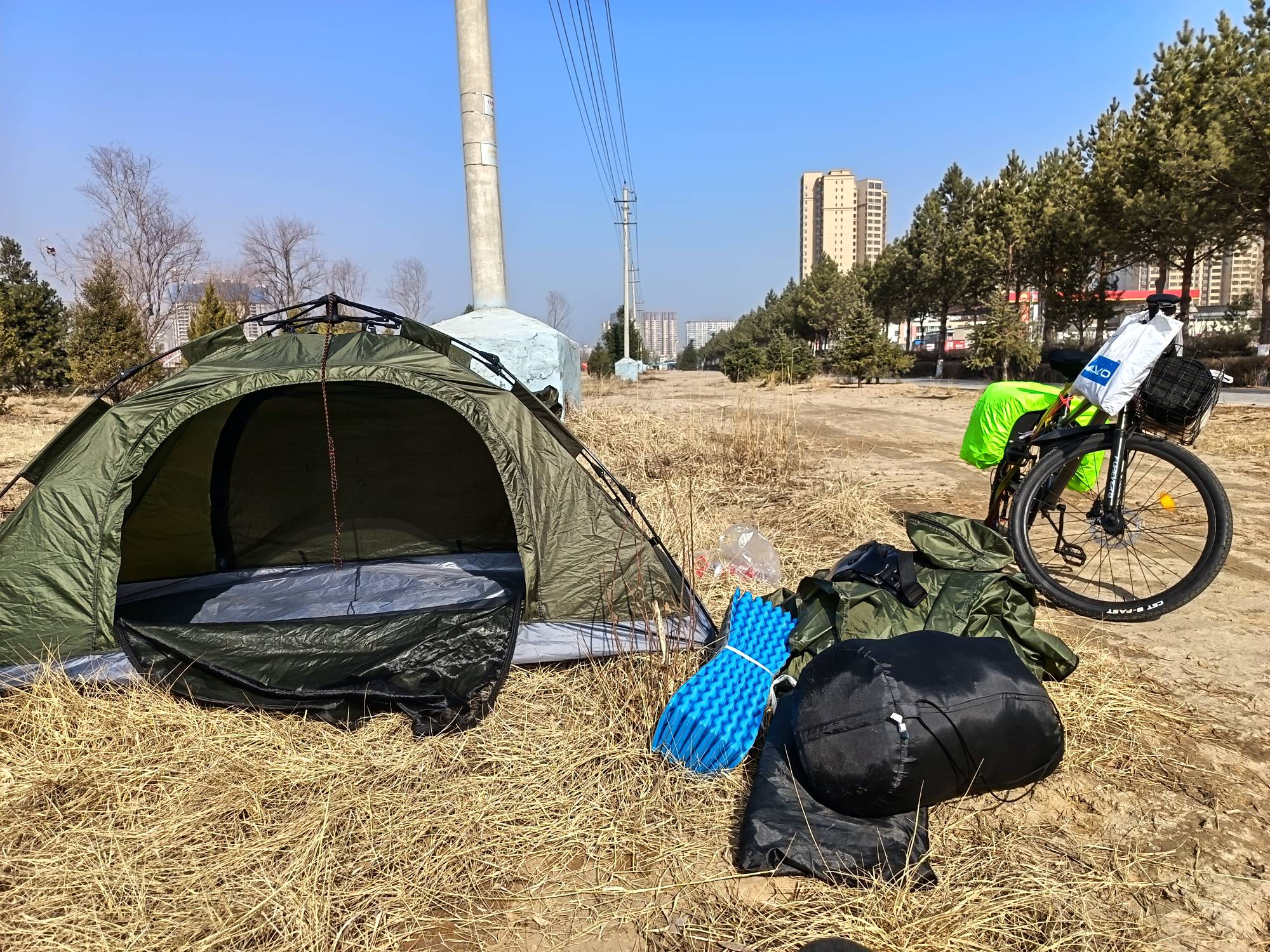 晚上太冷搞得帐篷里面都是水，出太阳了晒一晒，一路骑一路挂壁


14 / 作者:流浪锅 / 