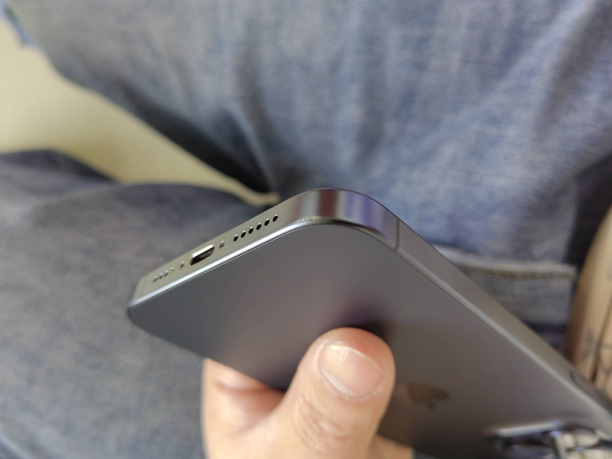 苹果 15pm，国行自用的这成色还能卖 4000 不有两处明显划伤，想卖了然后买个二手 16pm78 / 作者:想吃菠萝包 / 