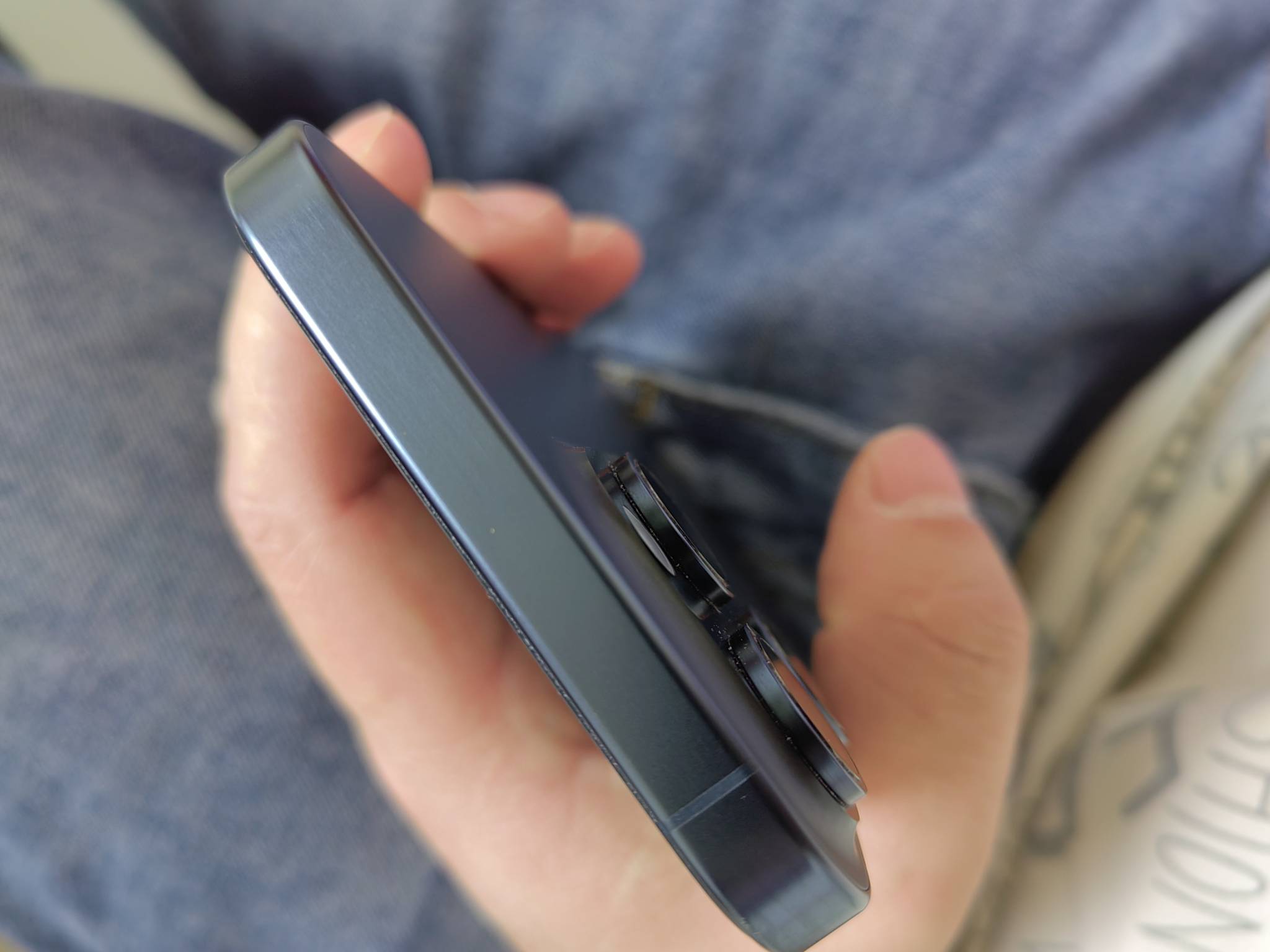 苹果 15pm，国行自用的这成色还能卖 4000 不有两处明显划伤，想卖了然后买个二手 16pm36 / 作者:想吃菠萝包 / 