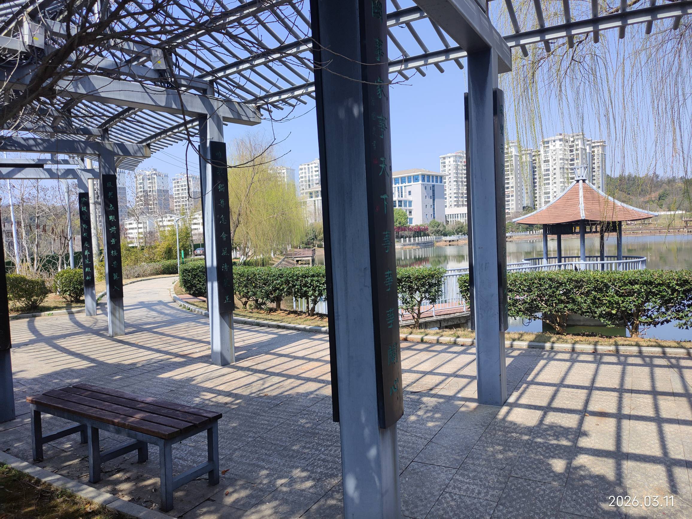 瘫痪公园，吃个挂比卤肉饭，还有个老哥躺在亭子里晒太阳，舒服啊



13 / 作者:坎土曼囖 / 