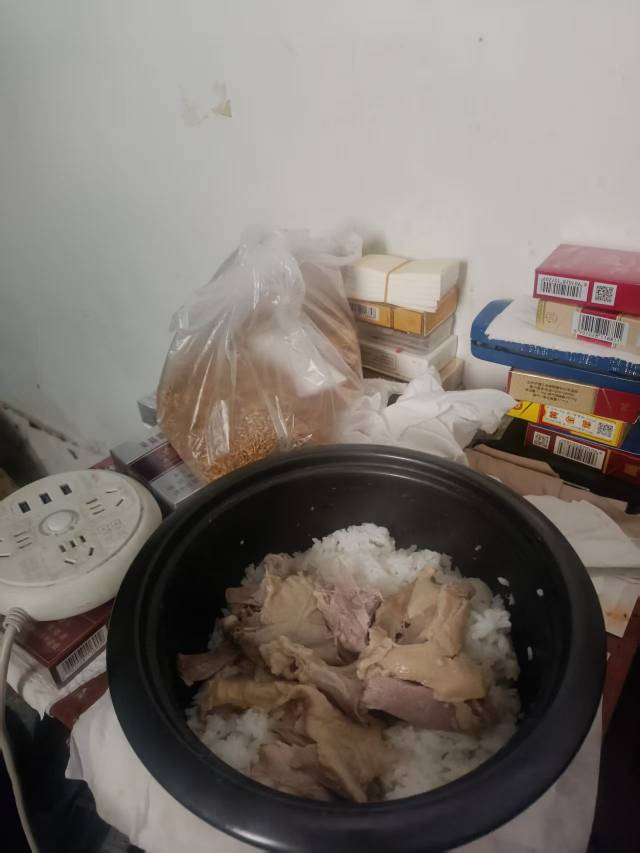 开饭啦，一锅出，盐水鸭配白米饭，就加热一下，碗都懒得洗

81 / 作者:2026双喜临门 / 