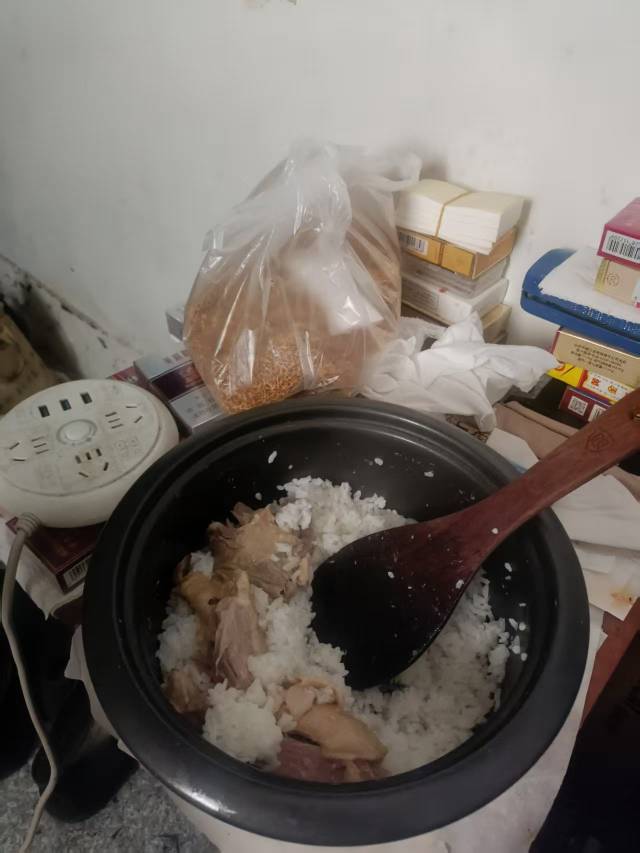 开饭啦，一锅出，盐水鸭配白米饭，就加热一下，碗都懒得洗

21 / 作者:2026双喜临门 / 