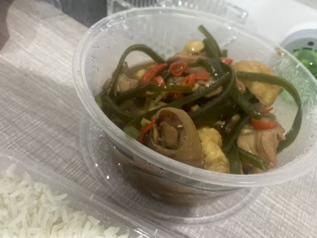 这顿饭比屎还难吃，标价42，券后实付30，就肉眼可见的小，四五块冷冻鸡肉，服啊我去。50 / 作者:大雕哥哥 / 