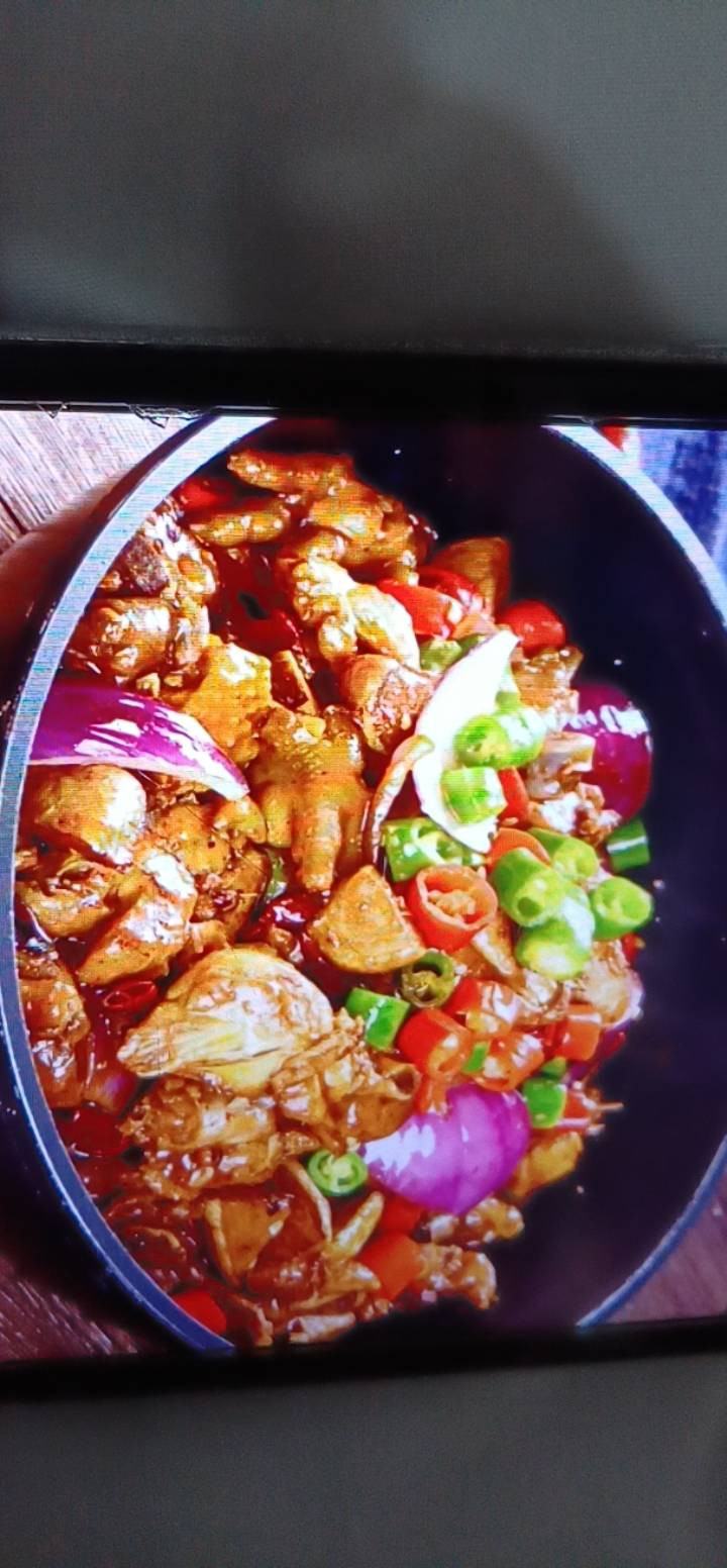 这顿饭比屎还难吃，标价42，券后实付30，就肉眼可见的小，四五块冷冻鸡肉，服啊我去。92 / 作者:大雕哥哥 / 