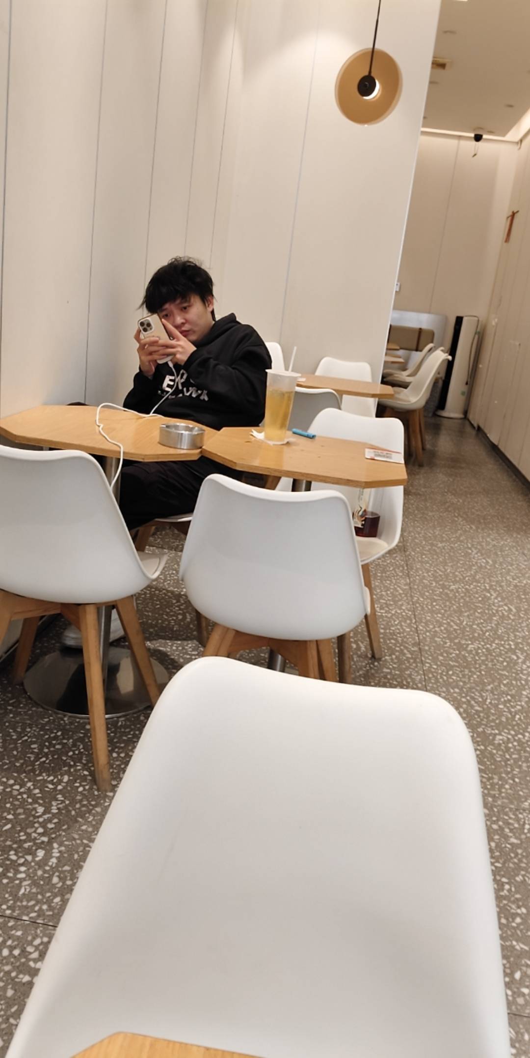 老哥们来书亦喝橙漫山茶花，看到过对面老哥连着WiFi充着电点一杯茶，看那些女主播打游85 / 作者:绝望的你我 / 