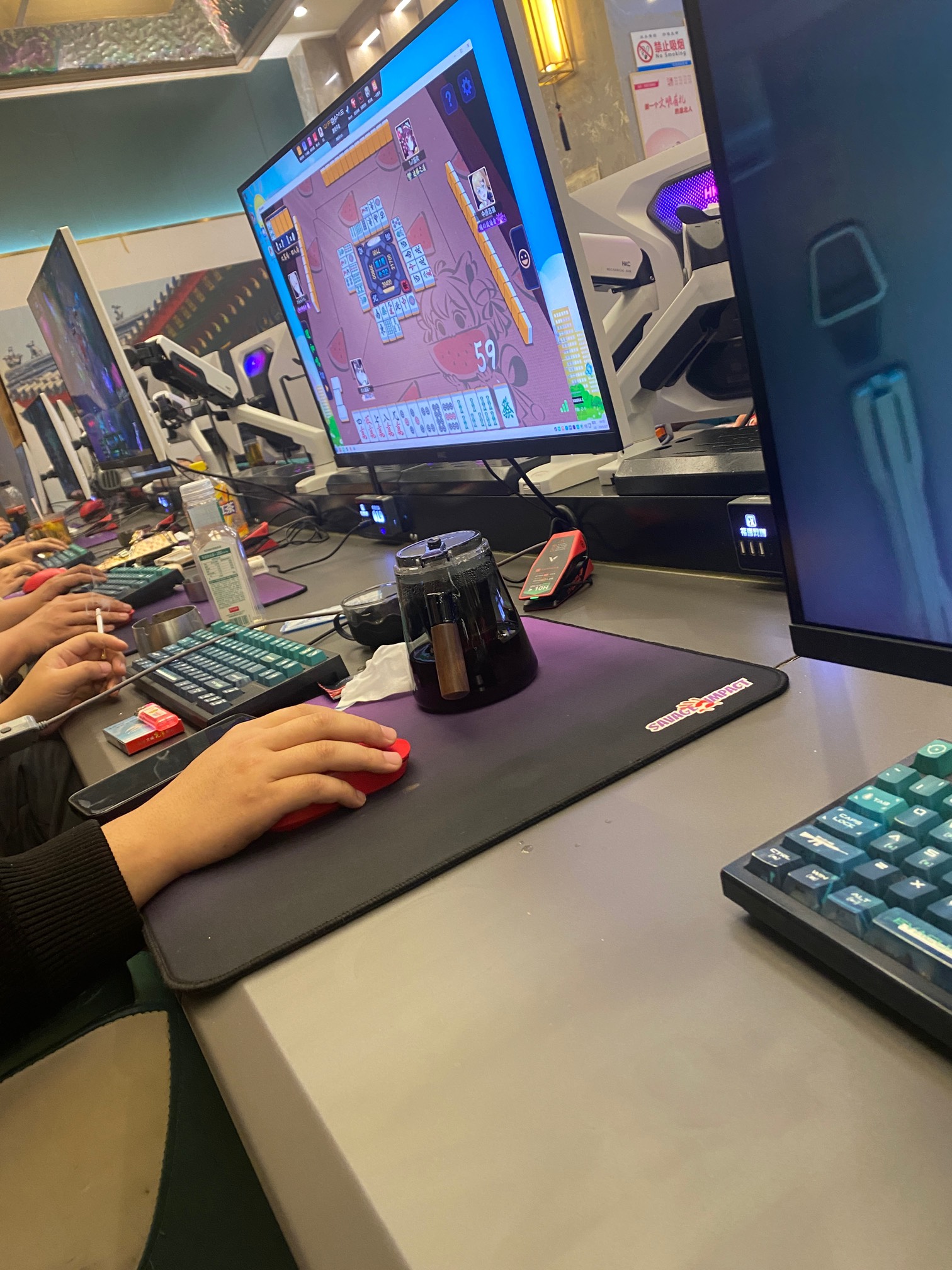 上个网我旁边这个老哥 抽烟跟烟囱一样抽了一个又一根 基本上是两三分钟一根烟。我难受16 / 作者:今天作业没毕业 / 